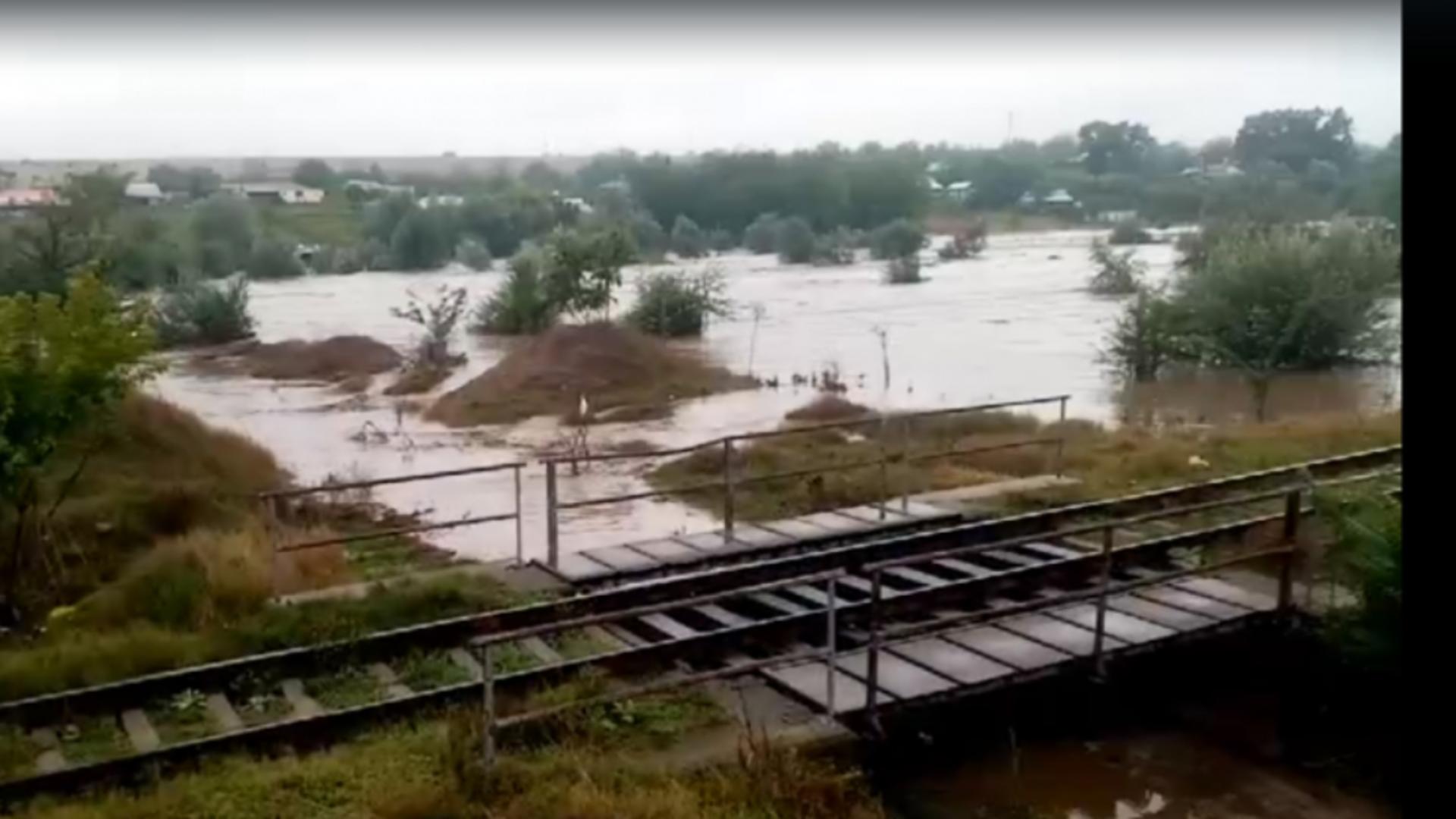 Linia ferată dintre Galați și Berești a fost inundată, iar vagoanele nu au mai putut înainta. Foto/Captură video