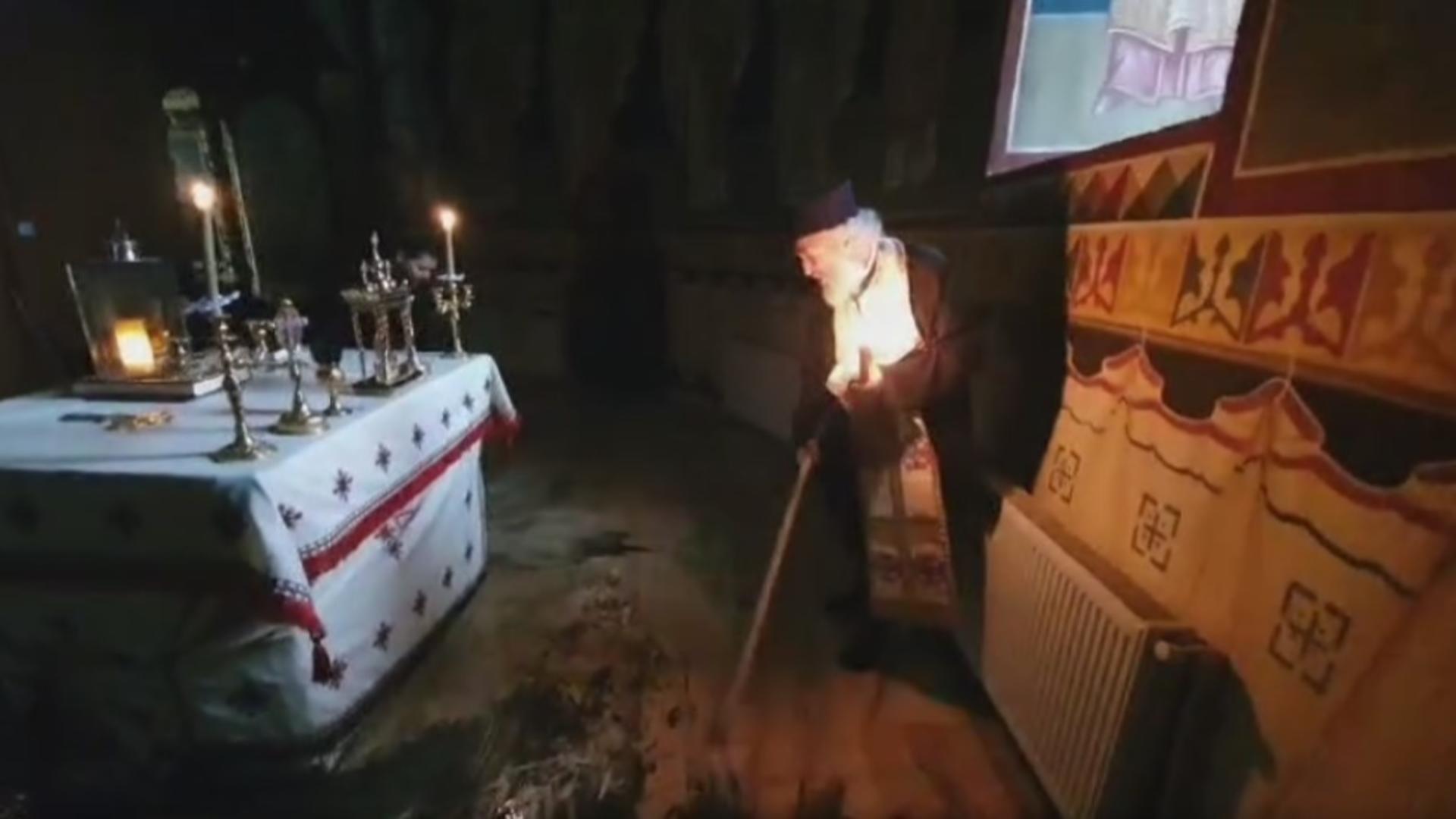 Sfâșietor! Biserica din Galați - inundată în timpul slujbei - VIDEO