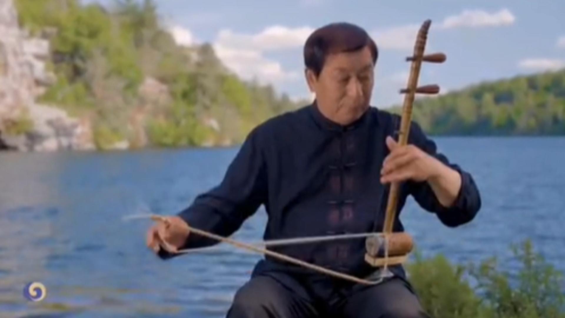 Artistul chinez care cântă „Ciocârlia” la un instrument tradițional. Foto: TikTok