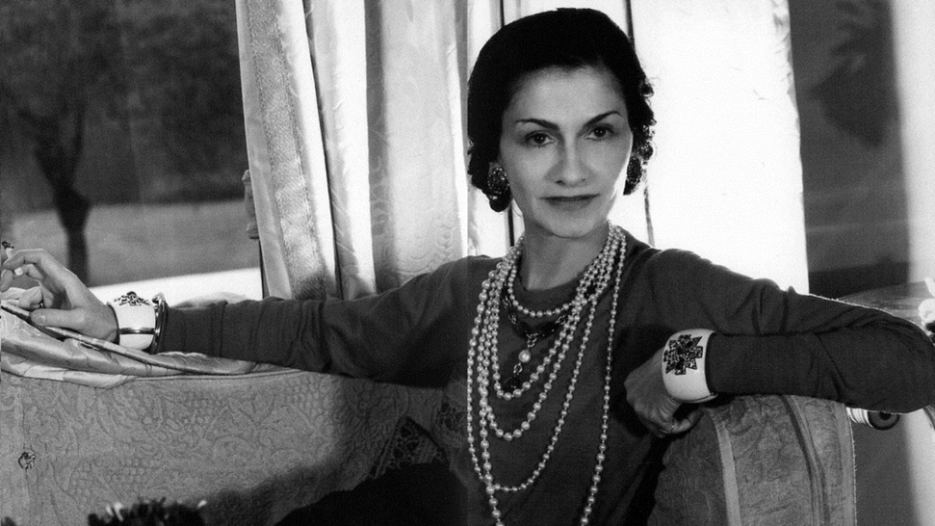 Coco Chanel, povestea impresionantă de viață a marii creatoare de modă, care a crescut într-un orfelinat, dar a ajuns cea mai admirată femeie 