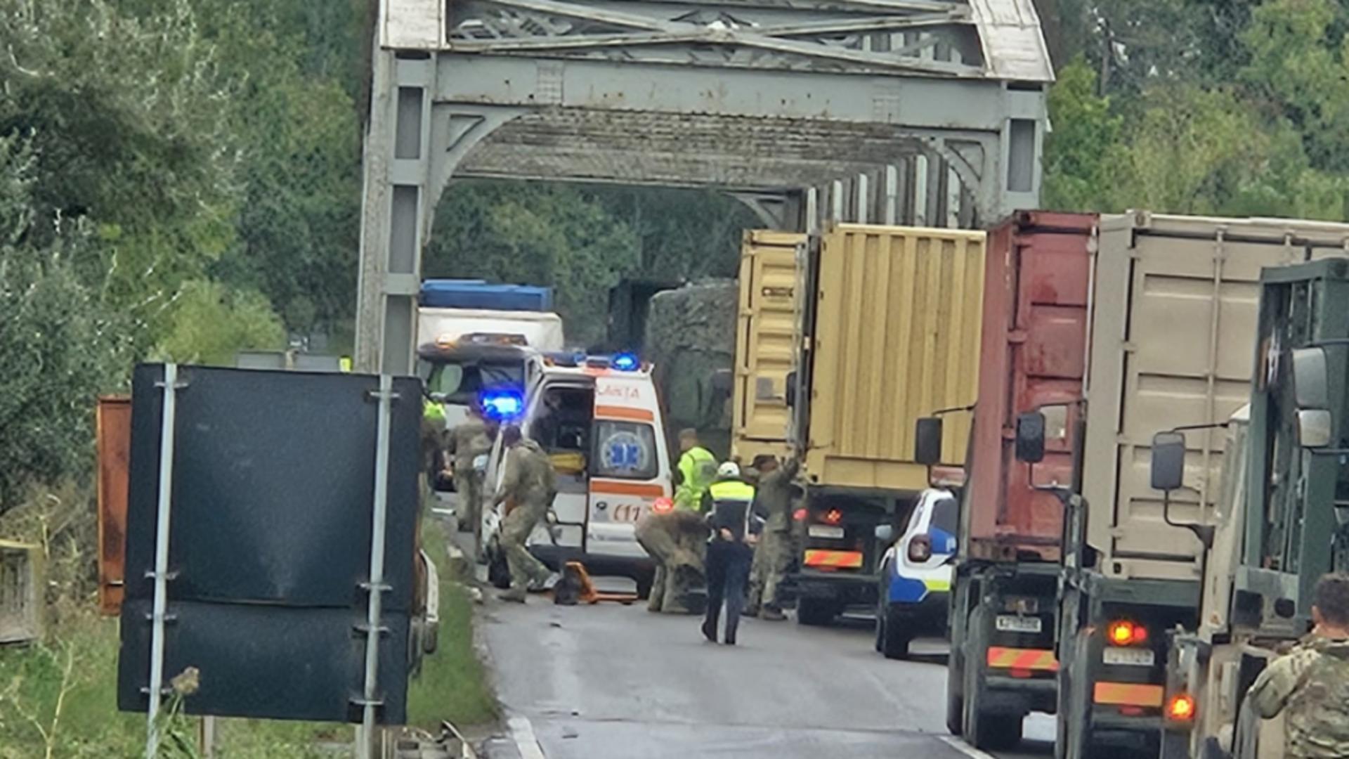 În accident ar fi fost implicate camioane ale trupelor franceze din NATO (foto: Viata Libera)