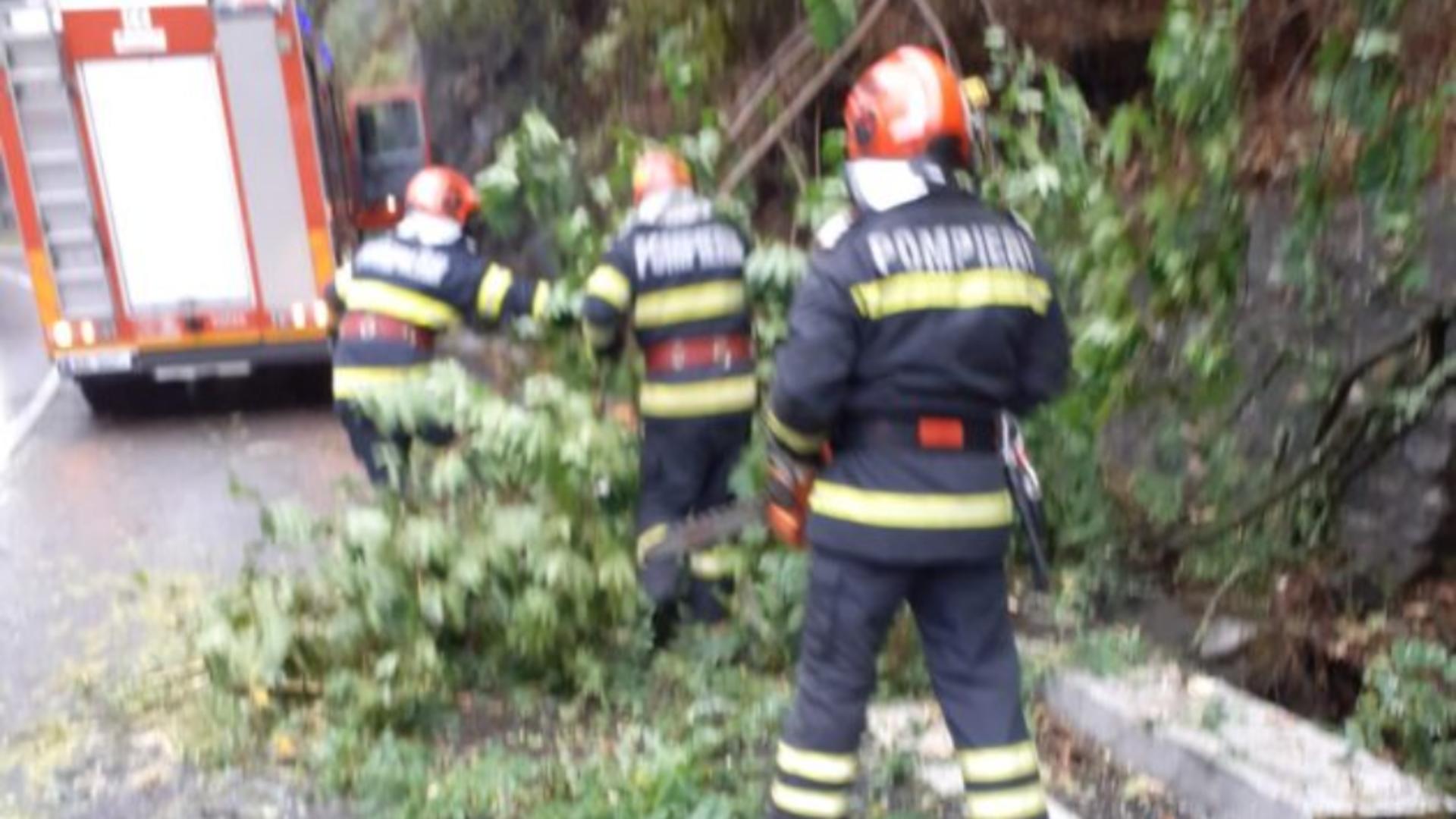 Nu sunt victime şi nici maşini avariate, în zonă fiind trimisă o autospecială de intervenţie. Foto/ISU