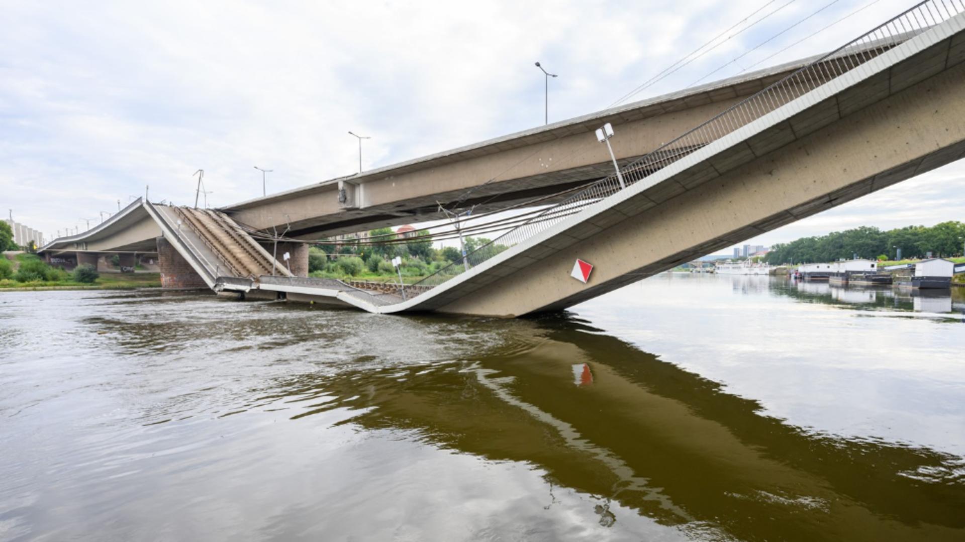 Podul s-a prăbuțit la doar 18 minute după ce a trecut un tamvai. Foto/Profimedia