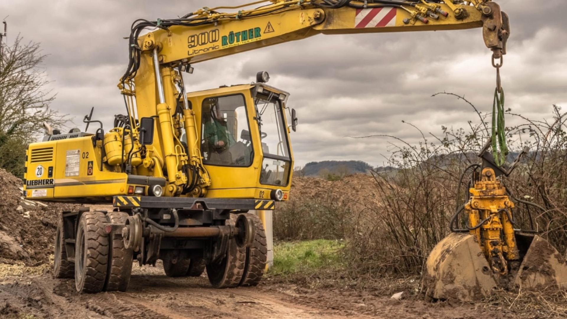 Cadavrul unui bărbat, găsit într-un excavator parcat pe marginea unui drum din Timișoara