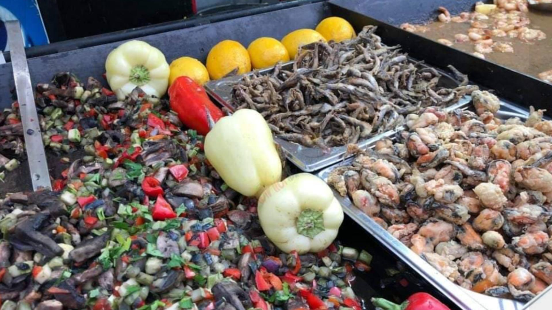 Participanții au parte de atracții culinare de neuitat (foto E. Taraghiu)