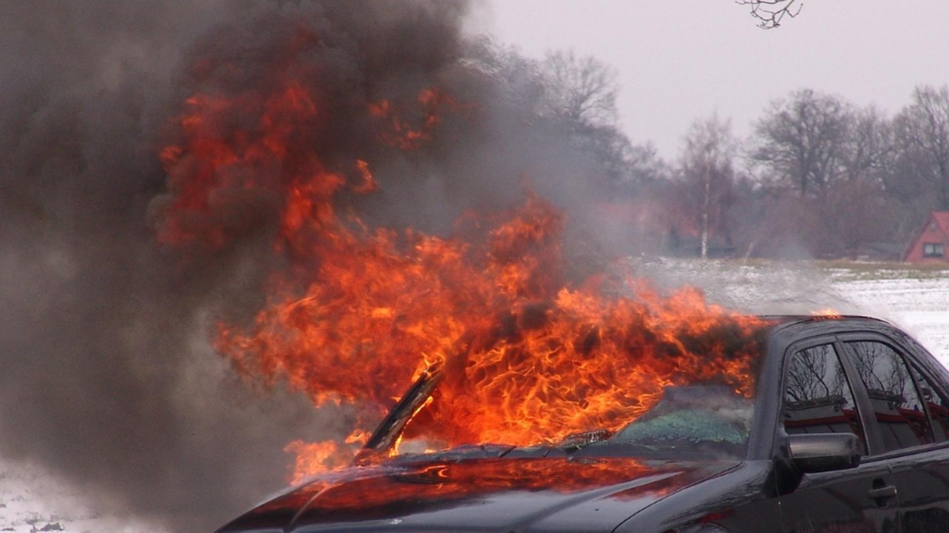 O mașină a luat foc din senin pe o șosea din România. Oamenii s-au salvat în ultima clipă