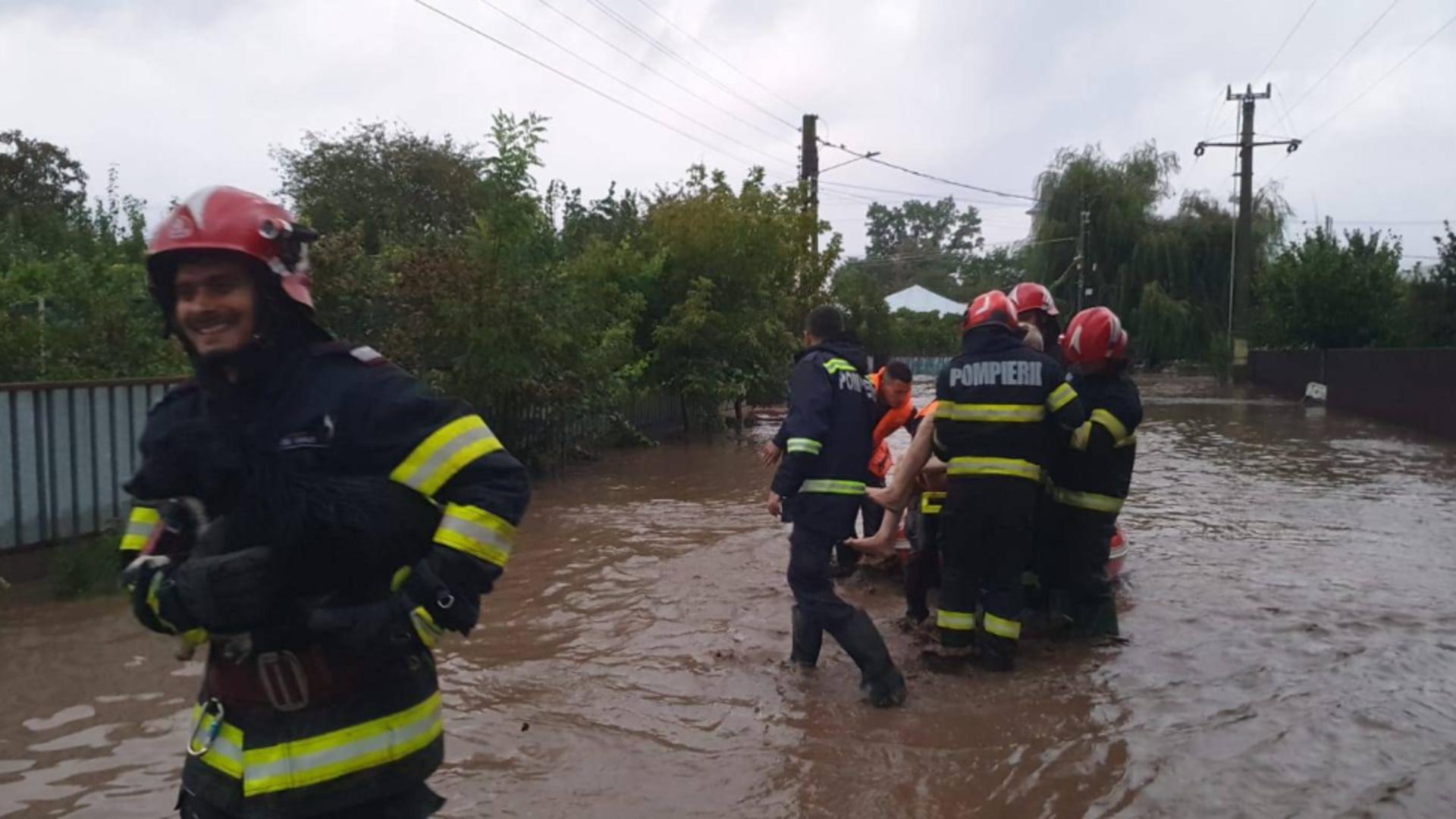 Județul Galați, sub ape. A plouat într-o noapte cât pentru o lună întreagă. Ciolacu se duce la fața locului Foto/ISU