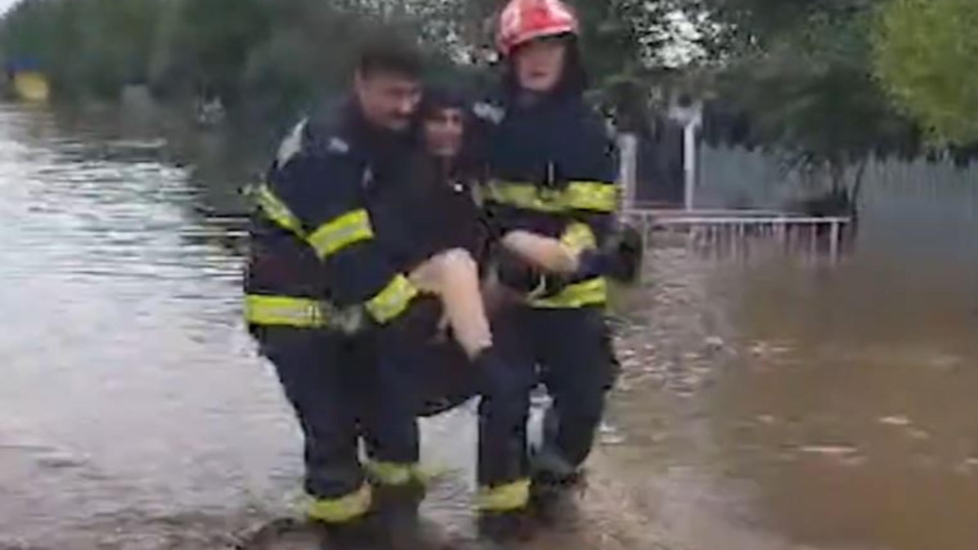 Bătrâna a fost la un pas să se înece îîn casa inundată. Foto/ISU