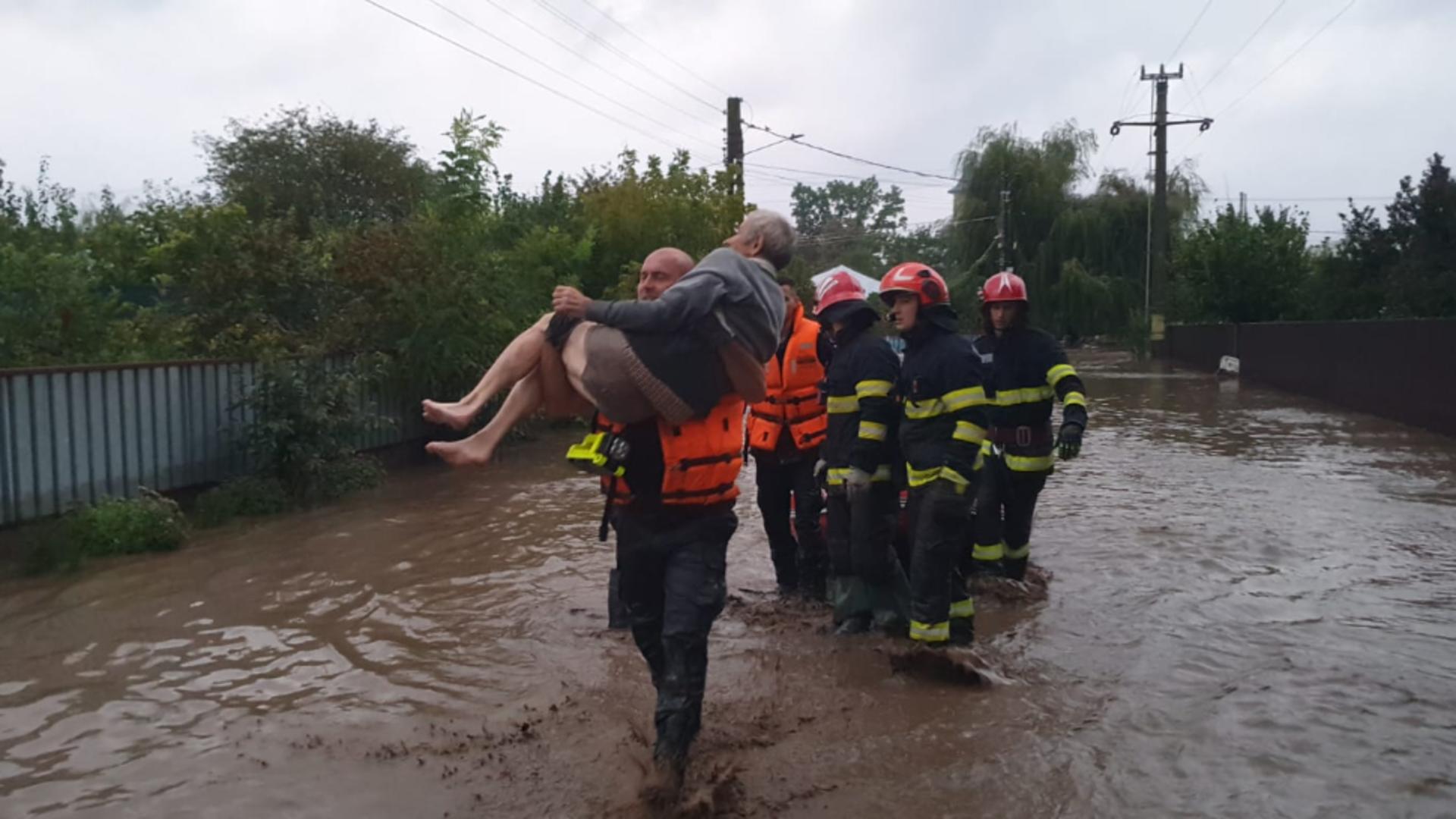 Oameni blocați în sate și comune din cauza inundațiilor. Foto/Arhivă