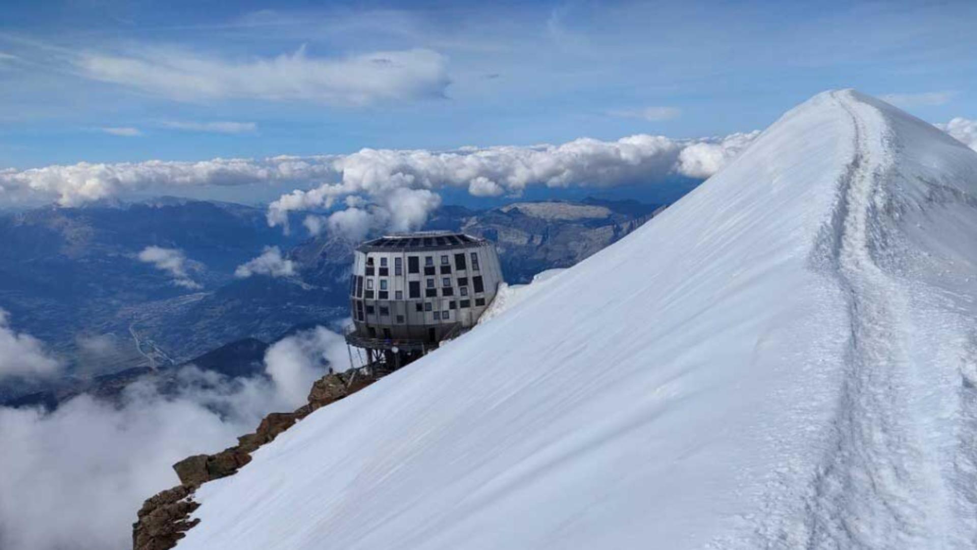 Un alpinist român și-a pierdut viața pe culoarul Goüter din masivul Mont Blanc