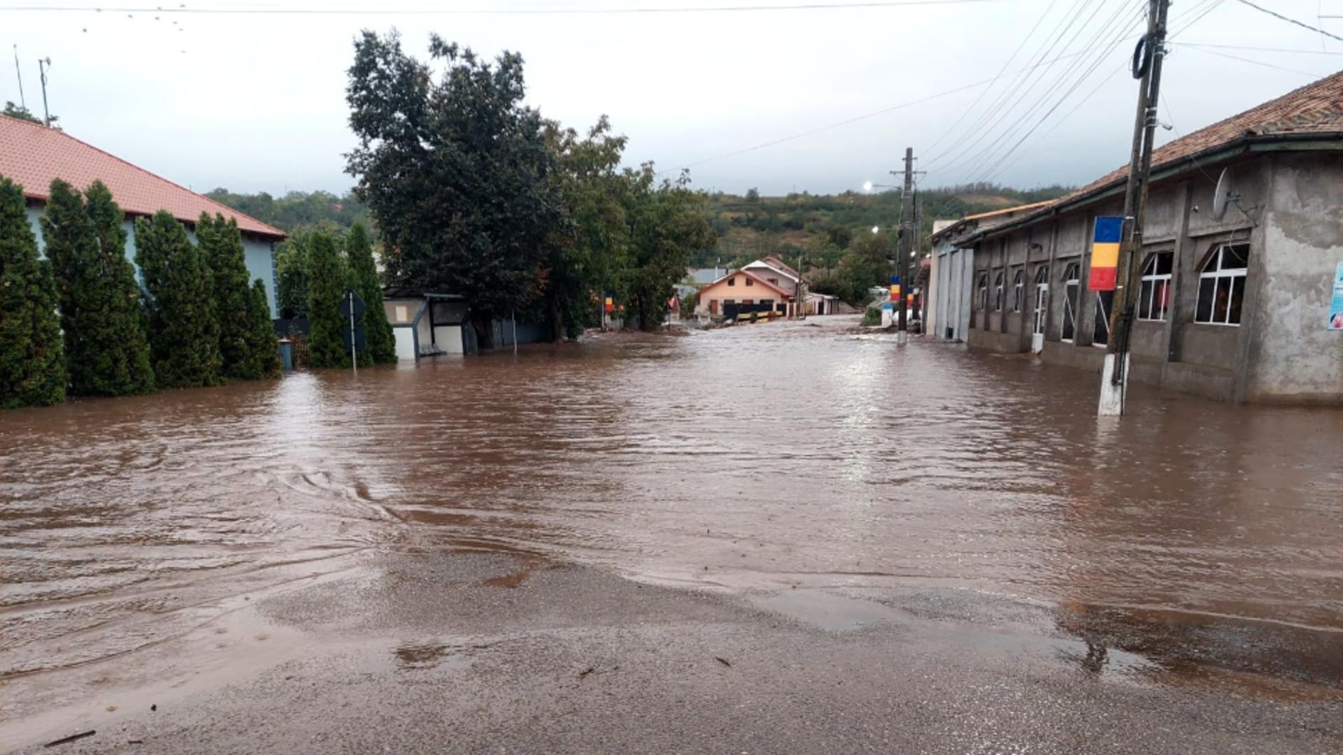 Ploi puternice în zonele afectate de inundațiile fără precedent! 