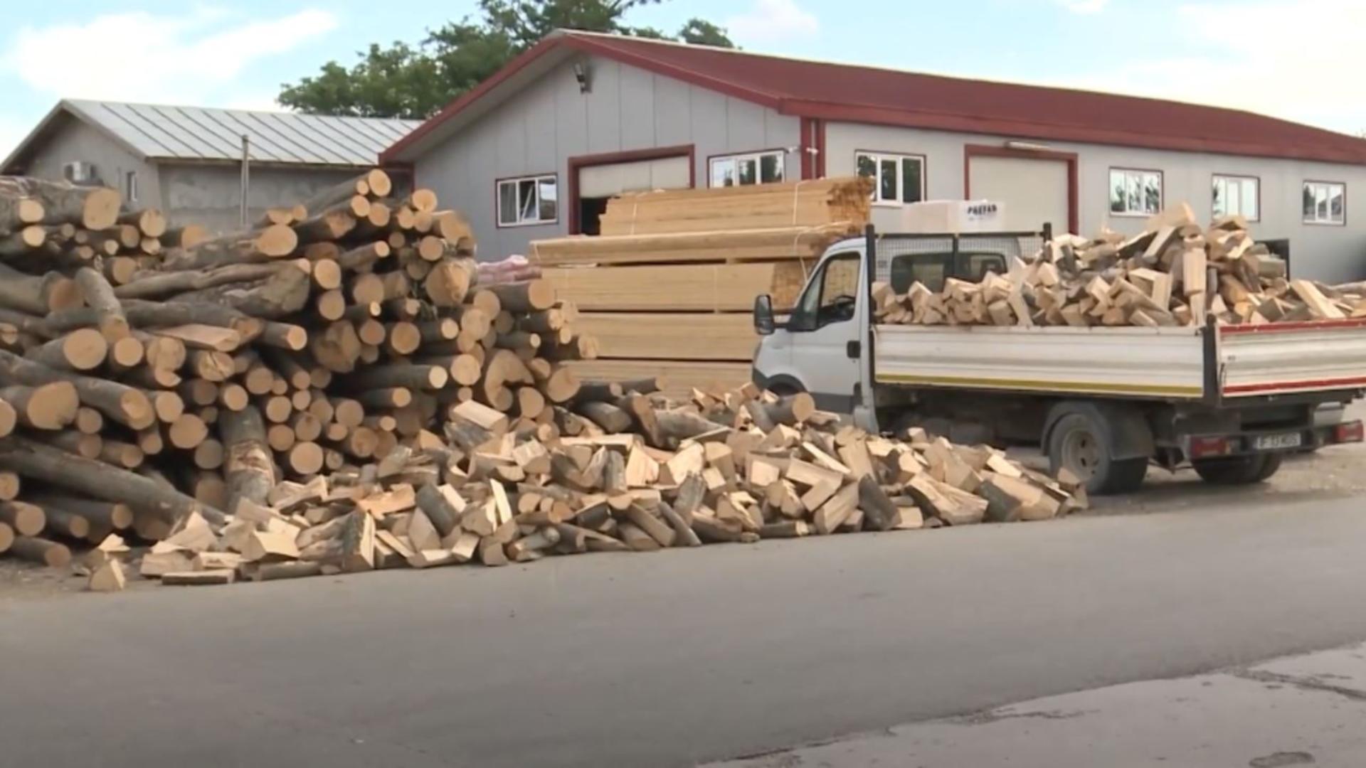 Prețurile pornesc de la 500 de lei pentru metrul cub de lemn. Foto/Captură video