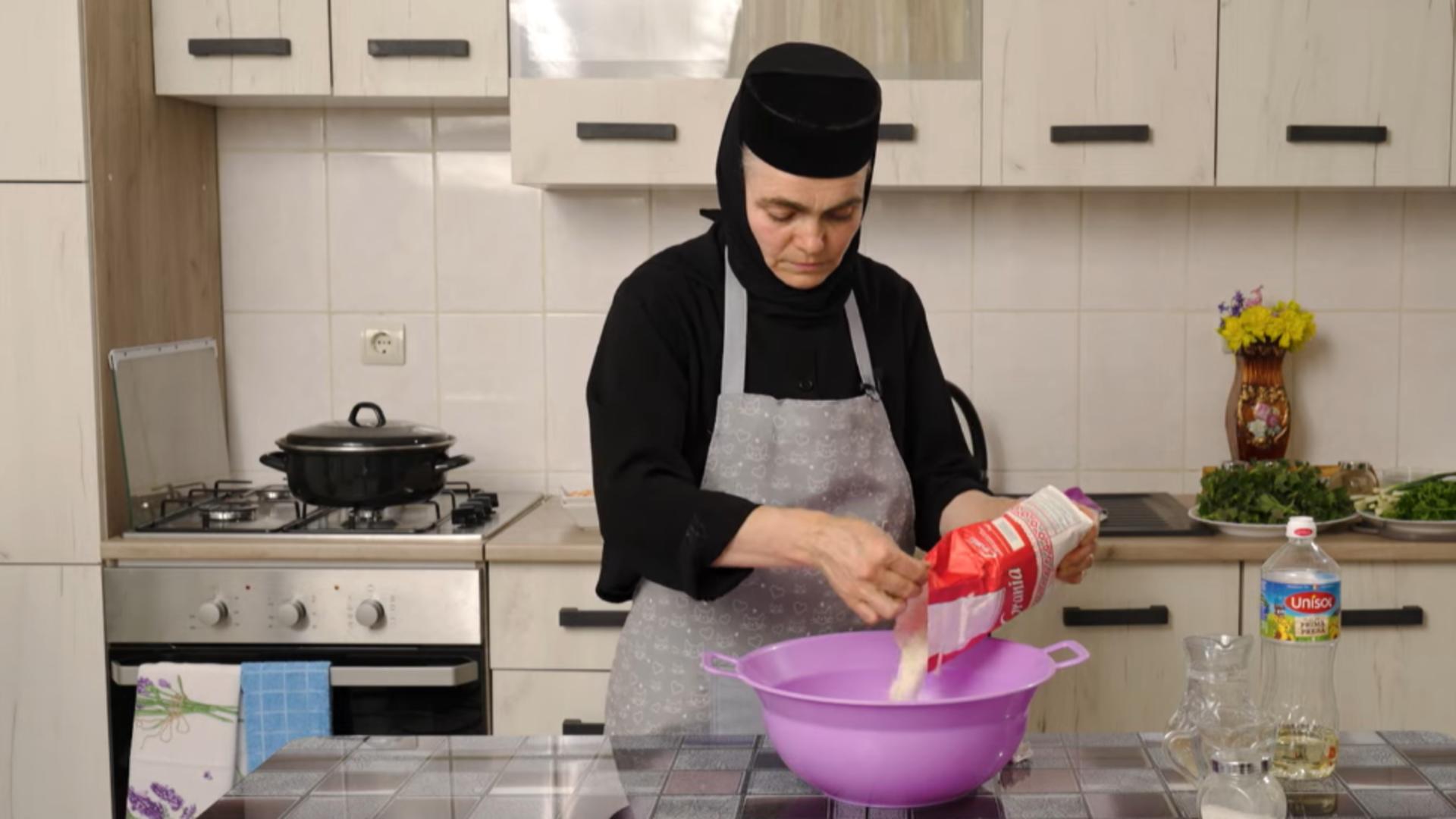 Maica Tecla păstrează cu grijă tradițiile culinare monahal