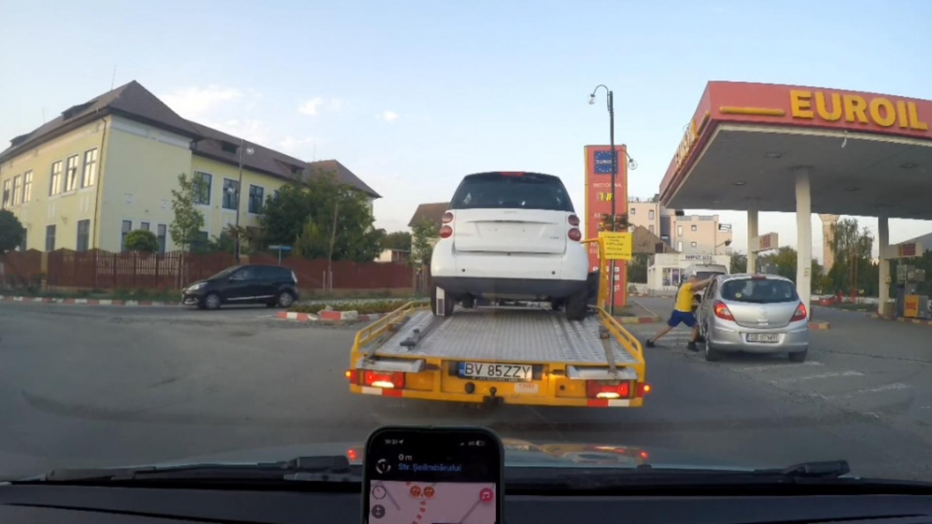 Scene șocante în trafic: Un polițist a luat la bătaie un șofer cu pumnii și picioarele - VIDEO