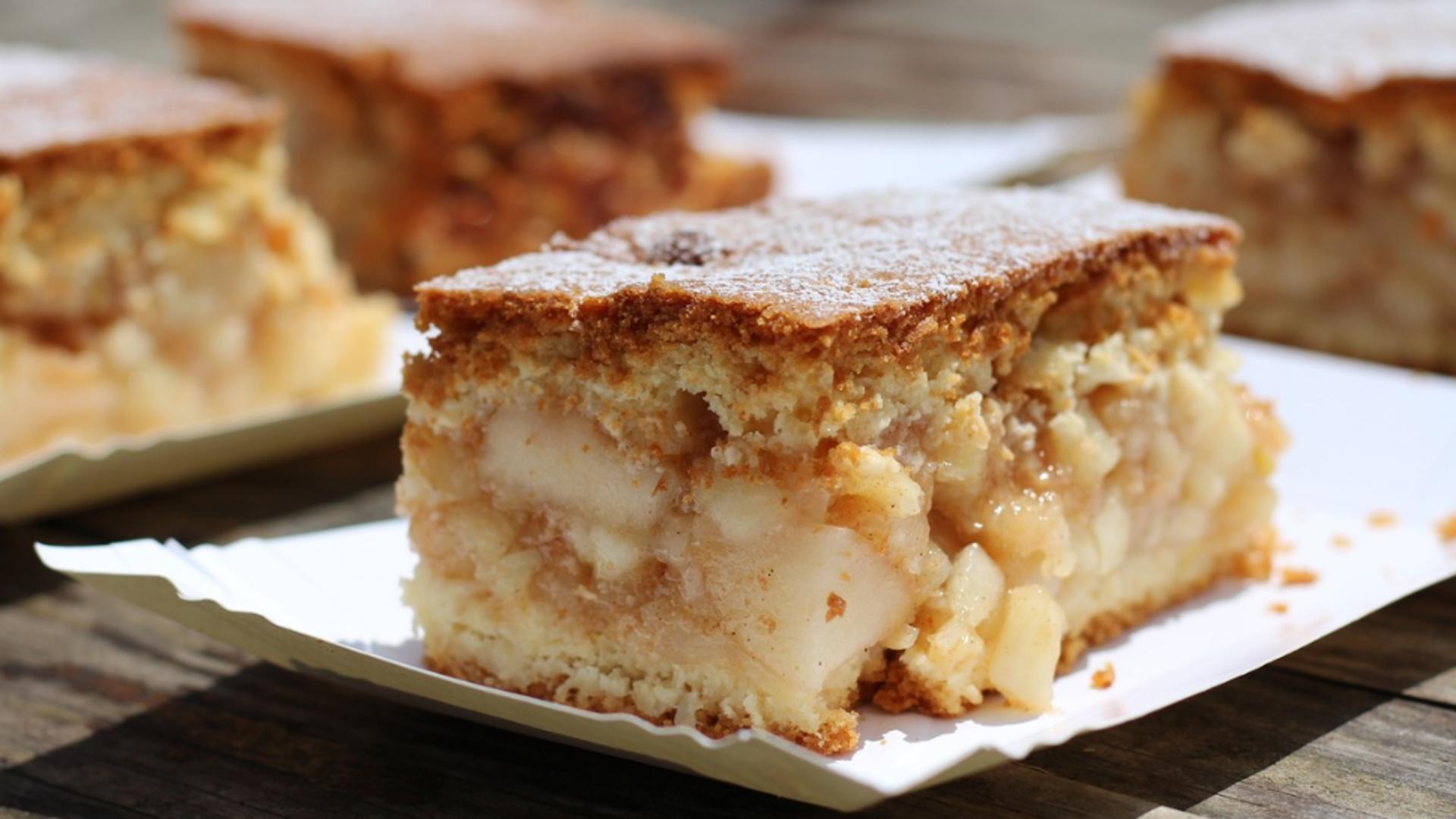 Plăcintă cu mere tăiate cubulețe. Se prepară repede și este un desert delicios și ieftin