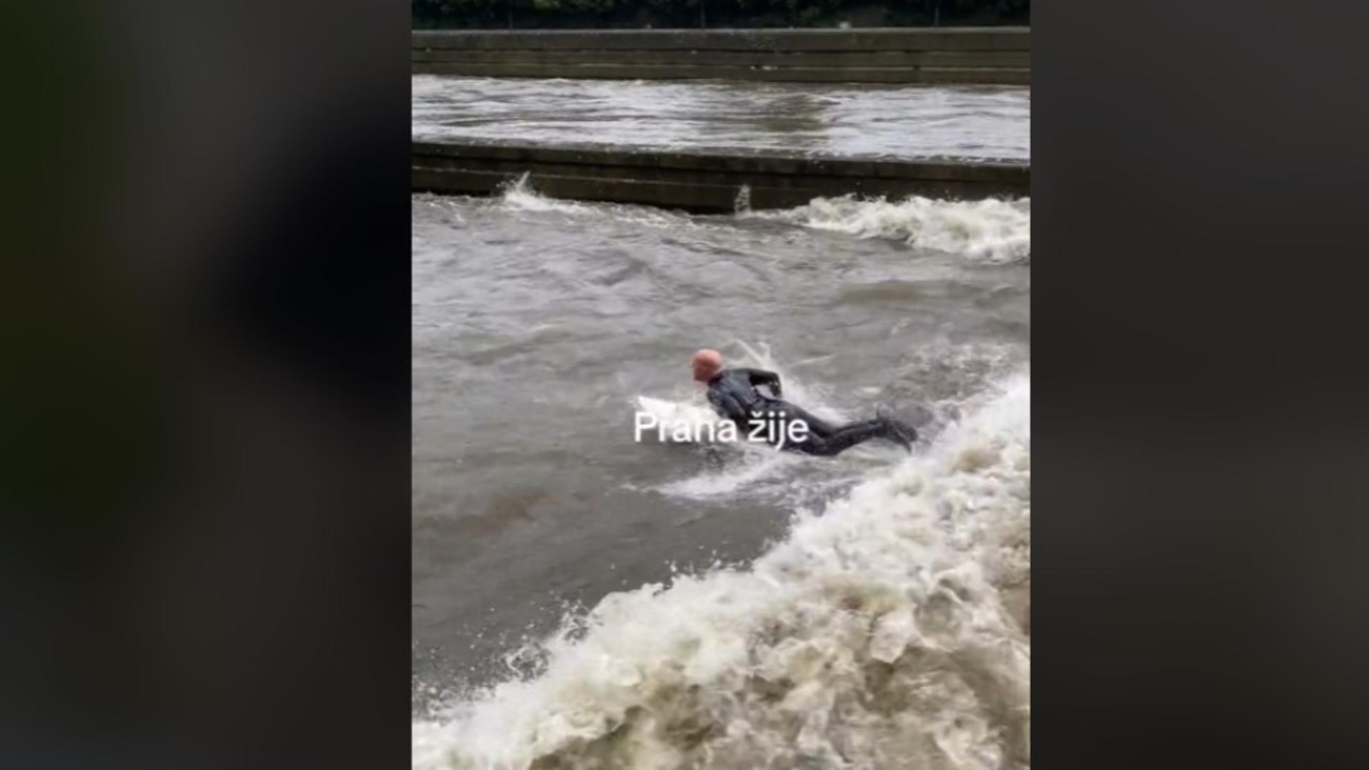 Un bărbat a făcut surf pe un râu, în mijlocul inundațiilor - VIDEO