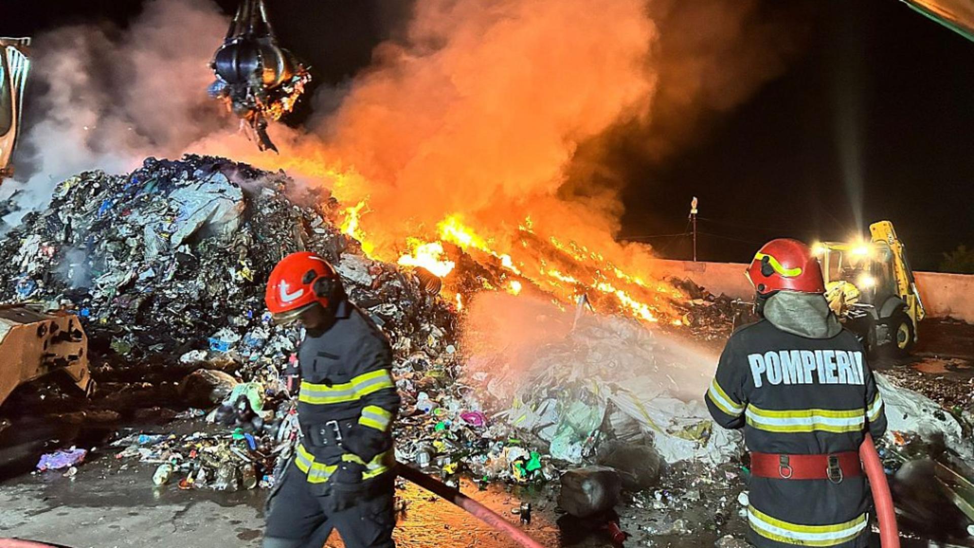 Patru echipaje de pompieri s-au luptat cu flăcările (foto: ISU Vrancea)