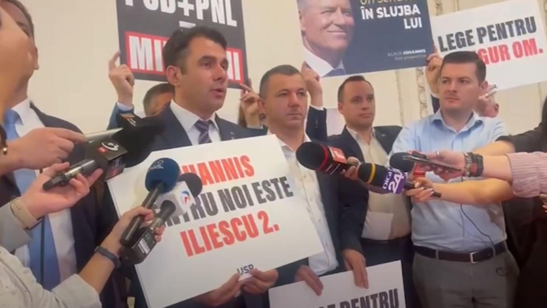 Protest în Parlament. Reziștii sunt împotriva legii care îi permite lui Iohannis să devină senator