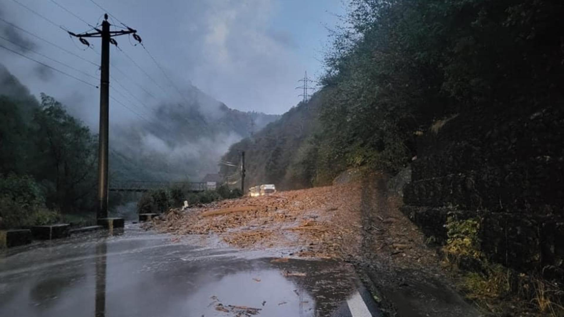 Valea Oltului, blocată la Brezoi în urma unei viituri. Foto: DRDP