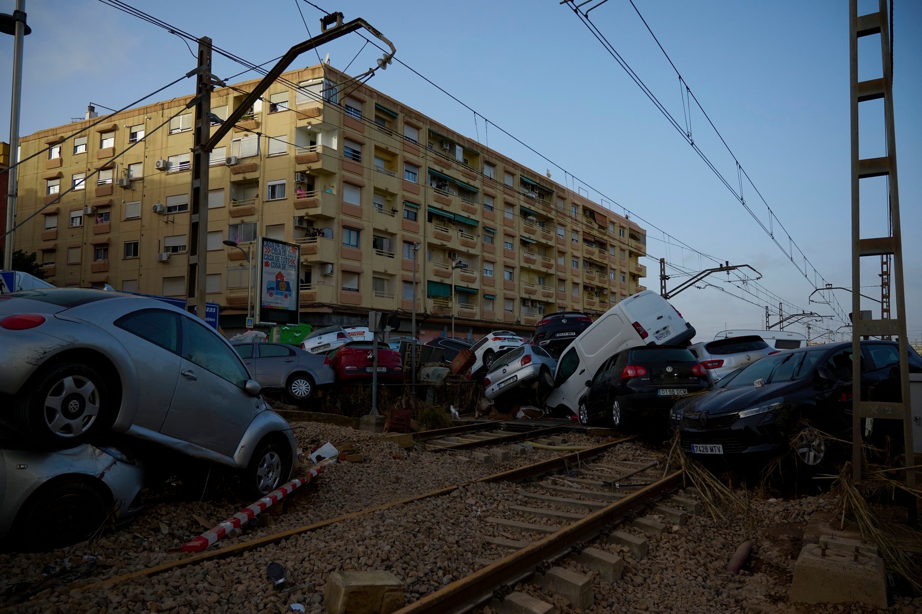 Inundații apocaliptice în Spania: 22 de români, dați dispăruți. Zeci de  morți, case și mașini - măturate de ape. Anunțul MAE. Imagini dramatice