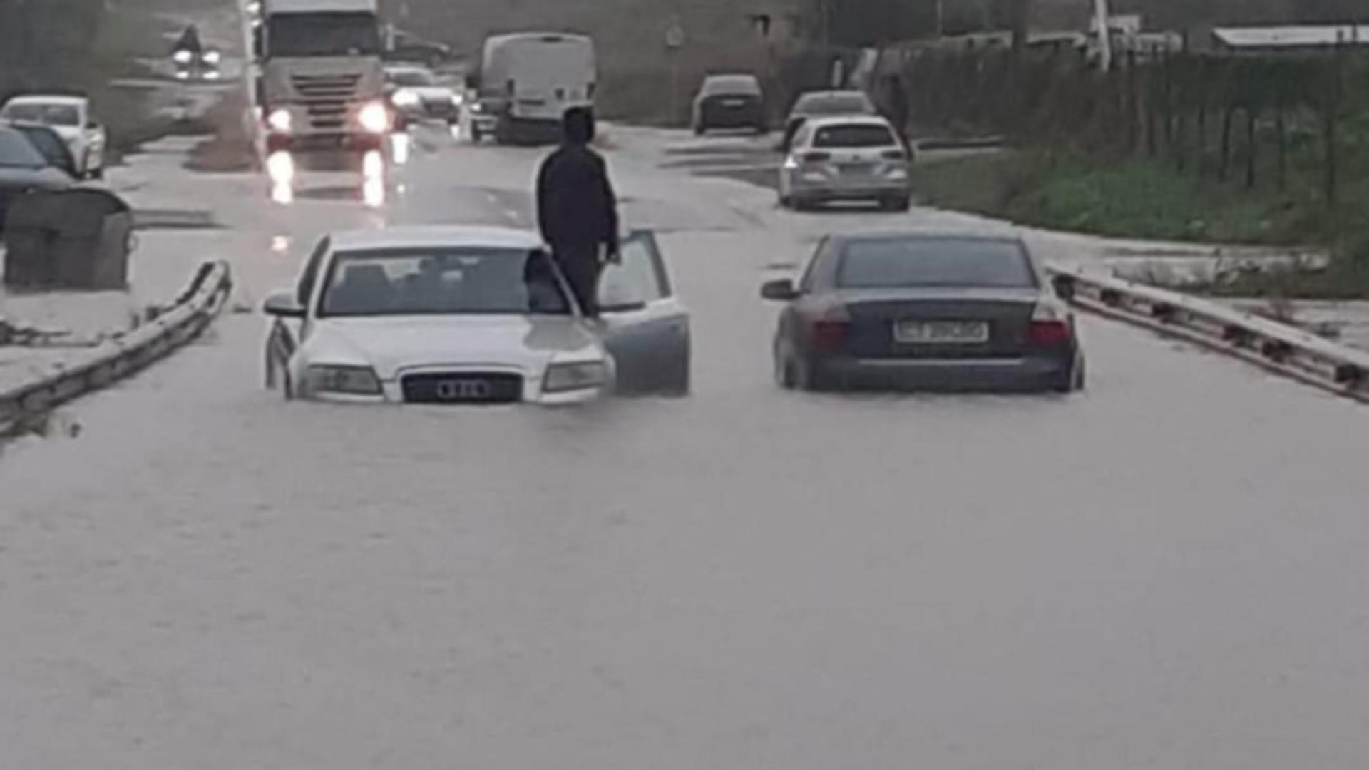 Imagini catastrofale pe străzile din Constanța după Codul Roșu de ploi torențiale în Constanța. Mai multe străzi sunt inundate