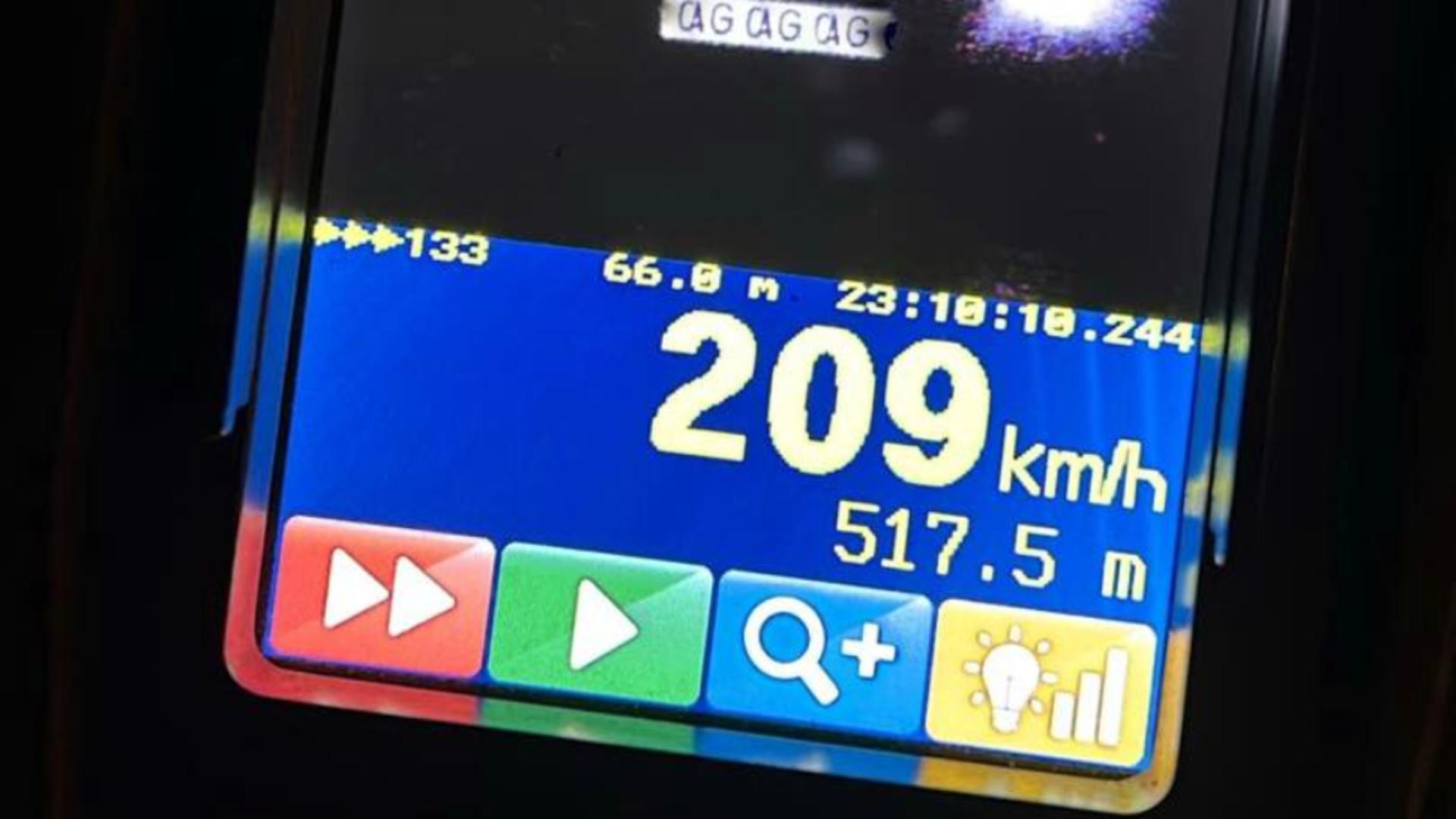 Record de vitează pe A1! Un tânăr teribilist a fost surprins cu  209 km/h: ce amendă i-au dat polițiștii