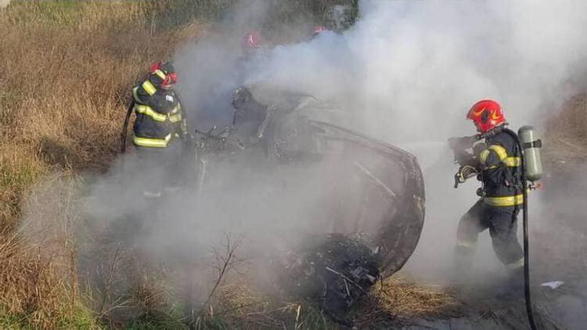 O femeie a murit arsă de vie după ce mașina în care se afla s-a răsturnat și a luat foc/ Foto: Facebook Info Trafic 24