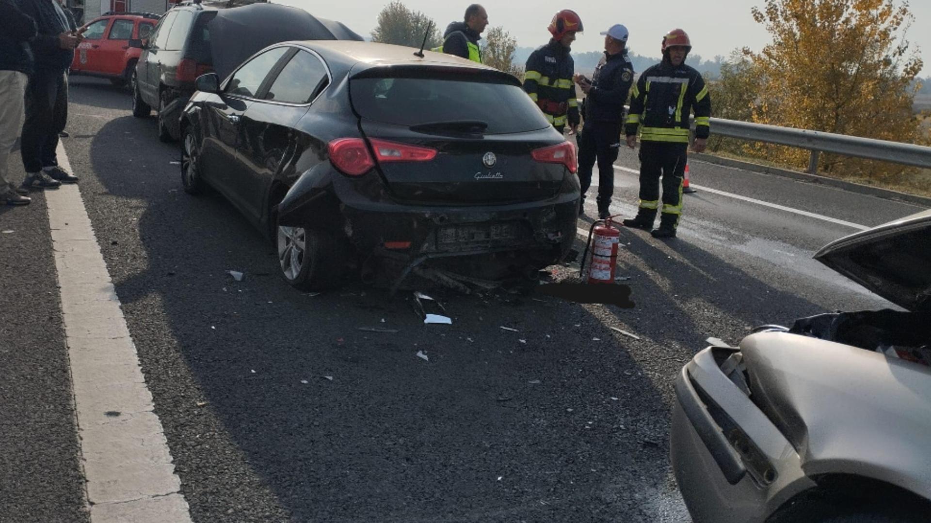 Carambol cu 4 mașini pe A1, pe sensul de mers Deva-Sibiu: o femeie a rămas înacrecrată.  Intervenție contracronometru a salvatorilor