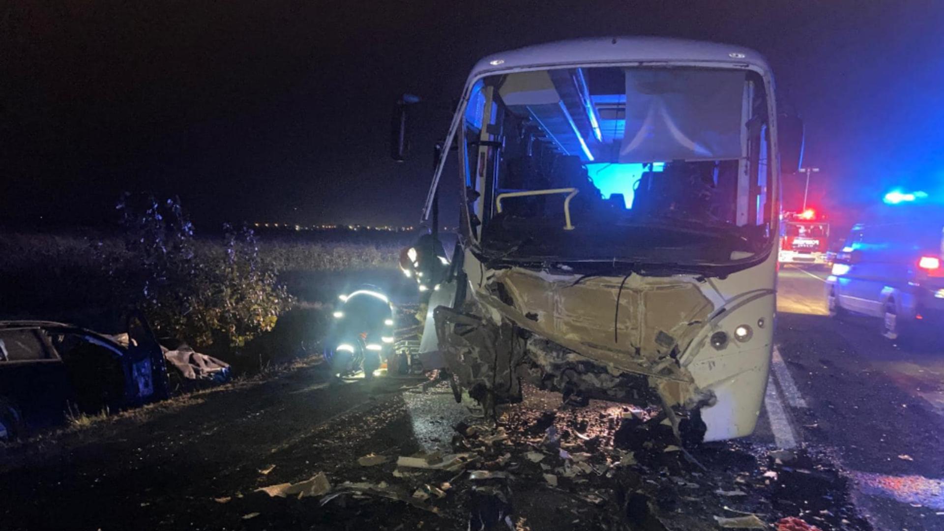 2 morți și 20 de răniți după un IMPACT DEVASTATOR între un autoturism și un autobuz pe DJ 687, între Hunedoara și Călan/ Foto: Facebook 