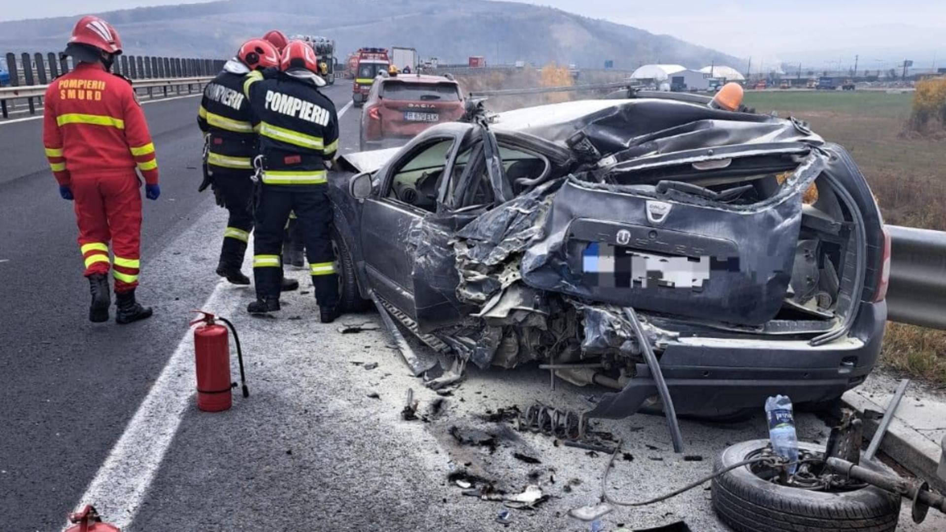 Accident în lanț pe A1, pe sensul de mers Sebeș-Sibiu. Două mașini s-au făcut praf după impactul cu un TIR/ Foto: Info Trafic 24