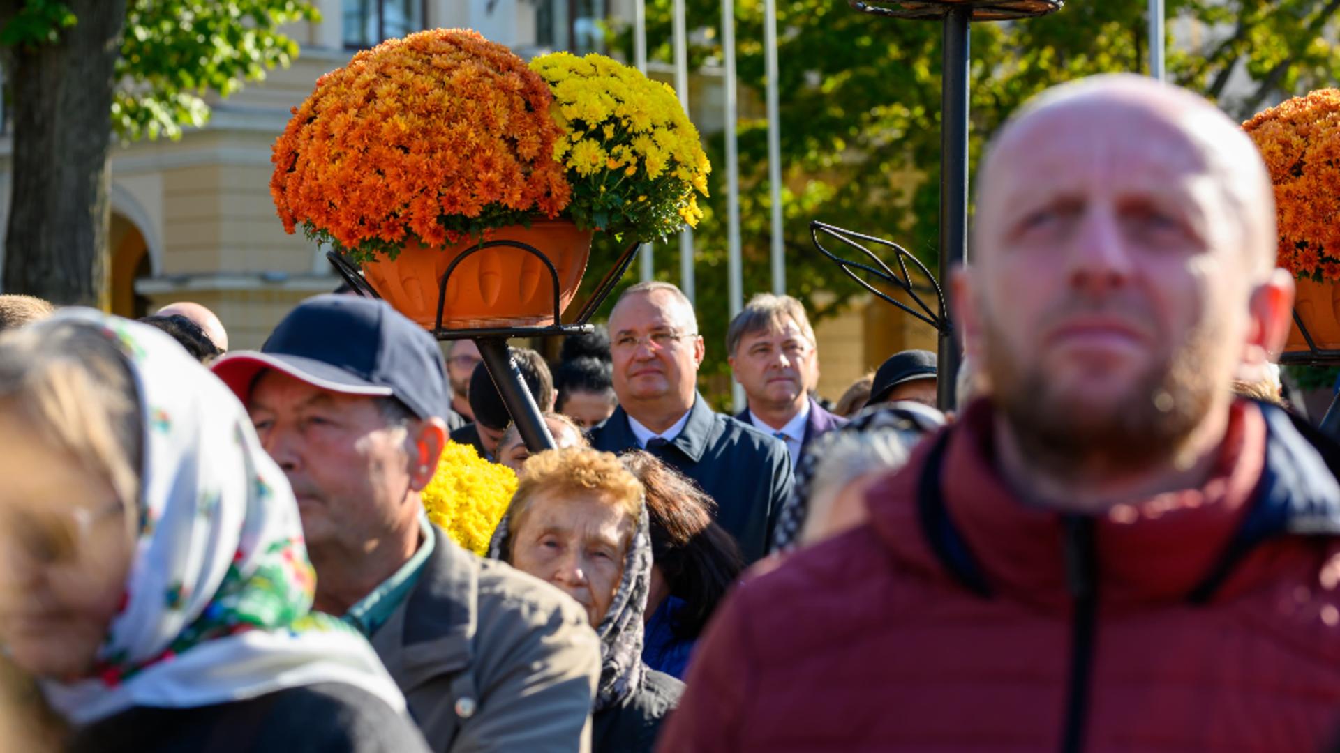 Nicolae Ciucă, la Iași, printre miile de pelerini veniți pentru sărbătoarea Sfintei Cuvioase Parascheva