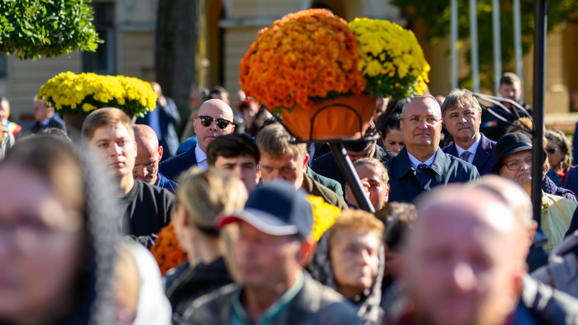 Nicolae Ciucă, la Iași, printre miile de pelerini veniți pentru sărbătoarea Sfintei Cuvioase Parascheva