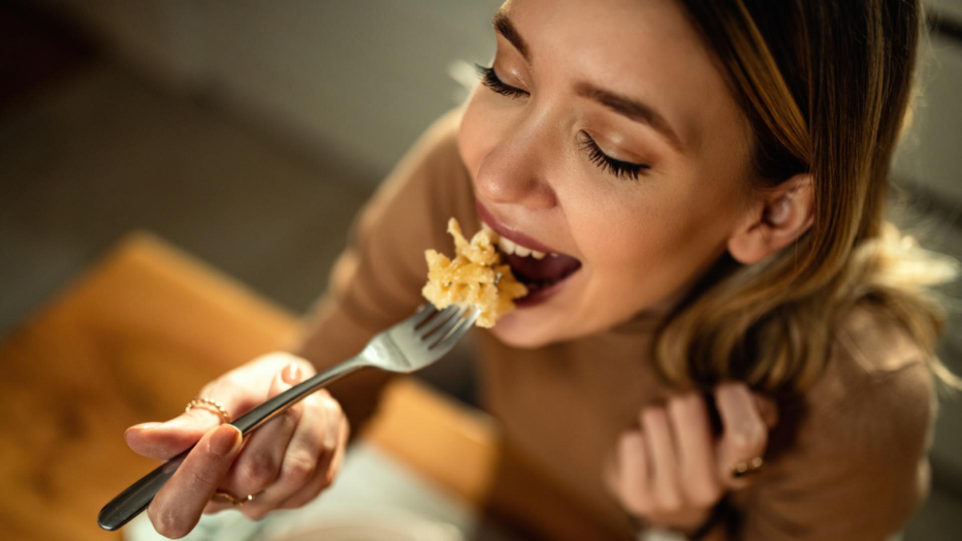 Dacă mănânci asta la cină vei continua să arzi calorii toată noaptea. Ce e important să integrezi în masa de seară