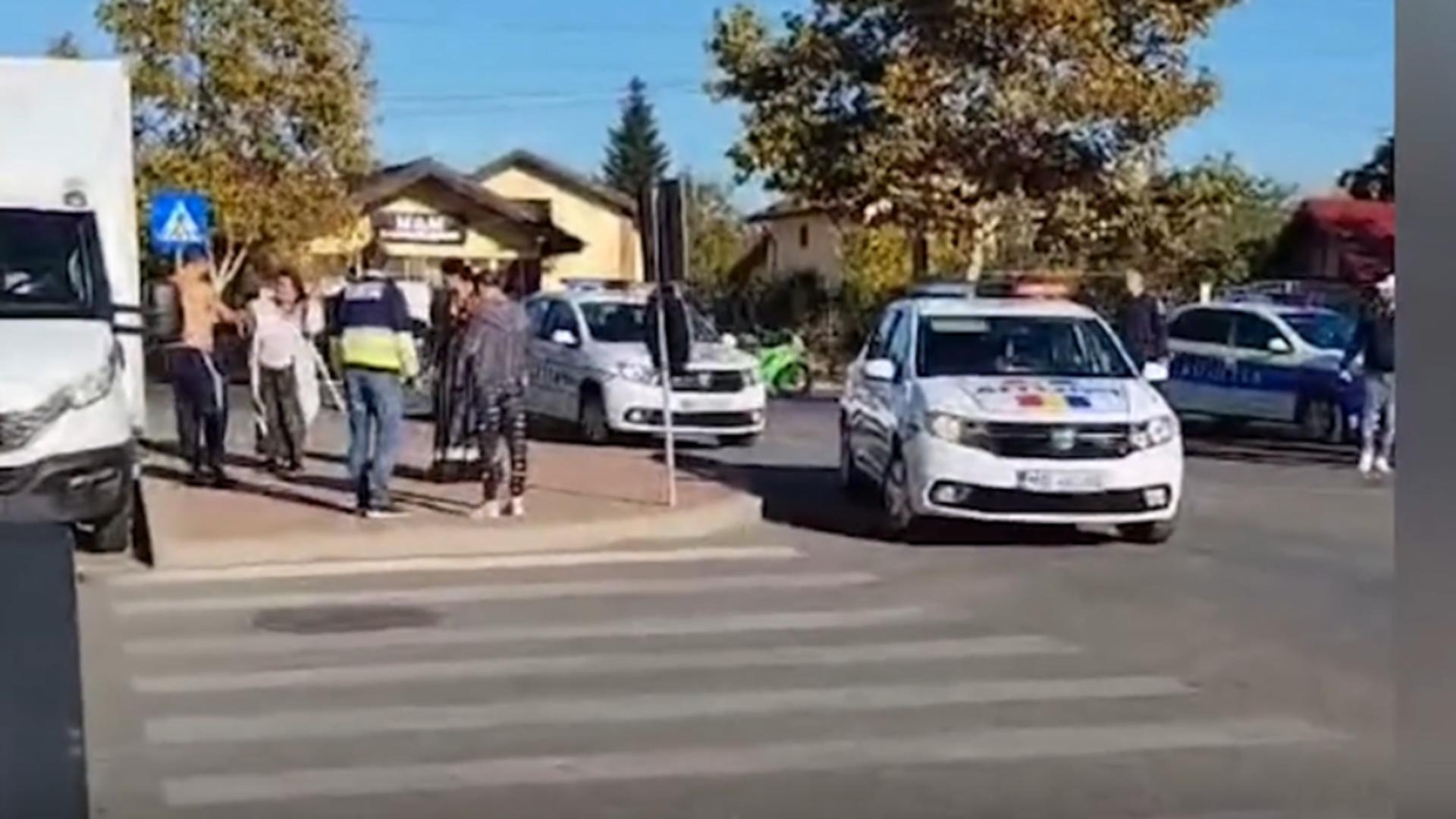 Bătaie ca în Vestul Sălbatic lângă Capitală. Patru indivizi și-au împărțit pumni și picioare în plină stradă/ Captură video 