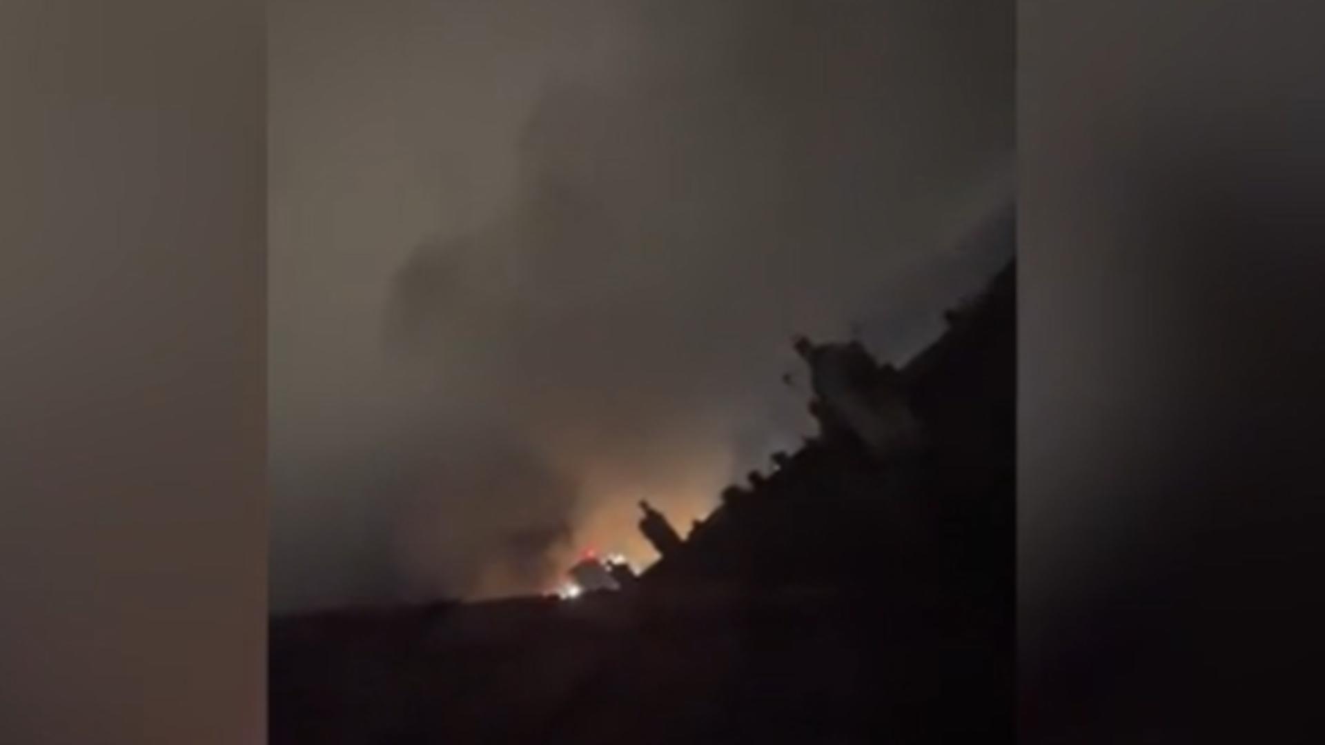 Incendiu puternic la șantierul naval unde se construiesc submarinele nucleare din Marea Britanie. Două persoane au ajuns la spital/ Captură video