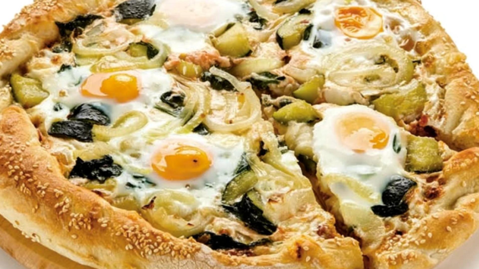 Pizza cum n-ai mâncat niciodată: cu legume și ou. Incredibil de gustoasă și de sățioasă