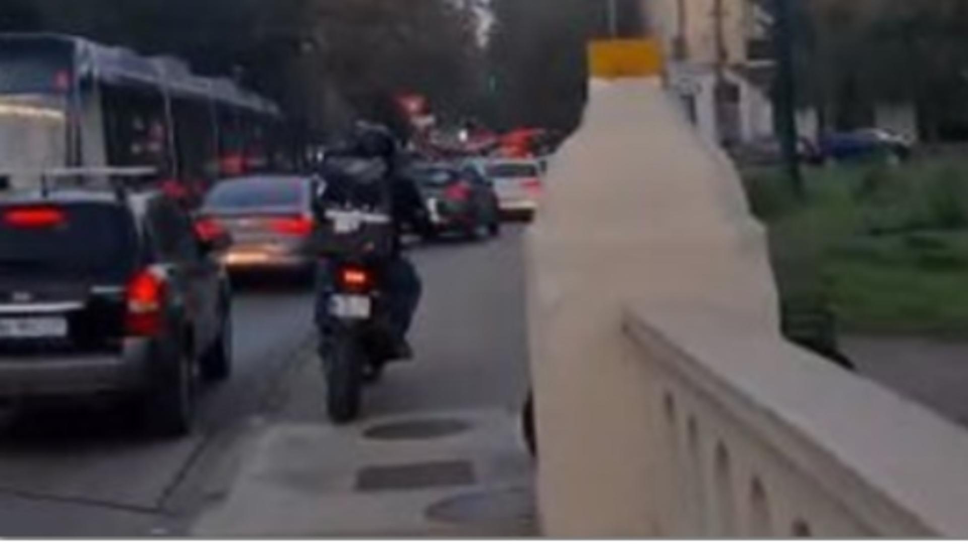 Poliţist cercetat disciplinar, după ce a fost filmat de în timp ce se afla cu motocicleta pe trotuar, în Timișoara. Agentul a devenit agresiv