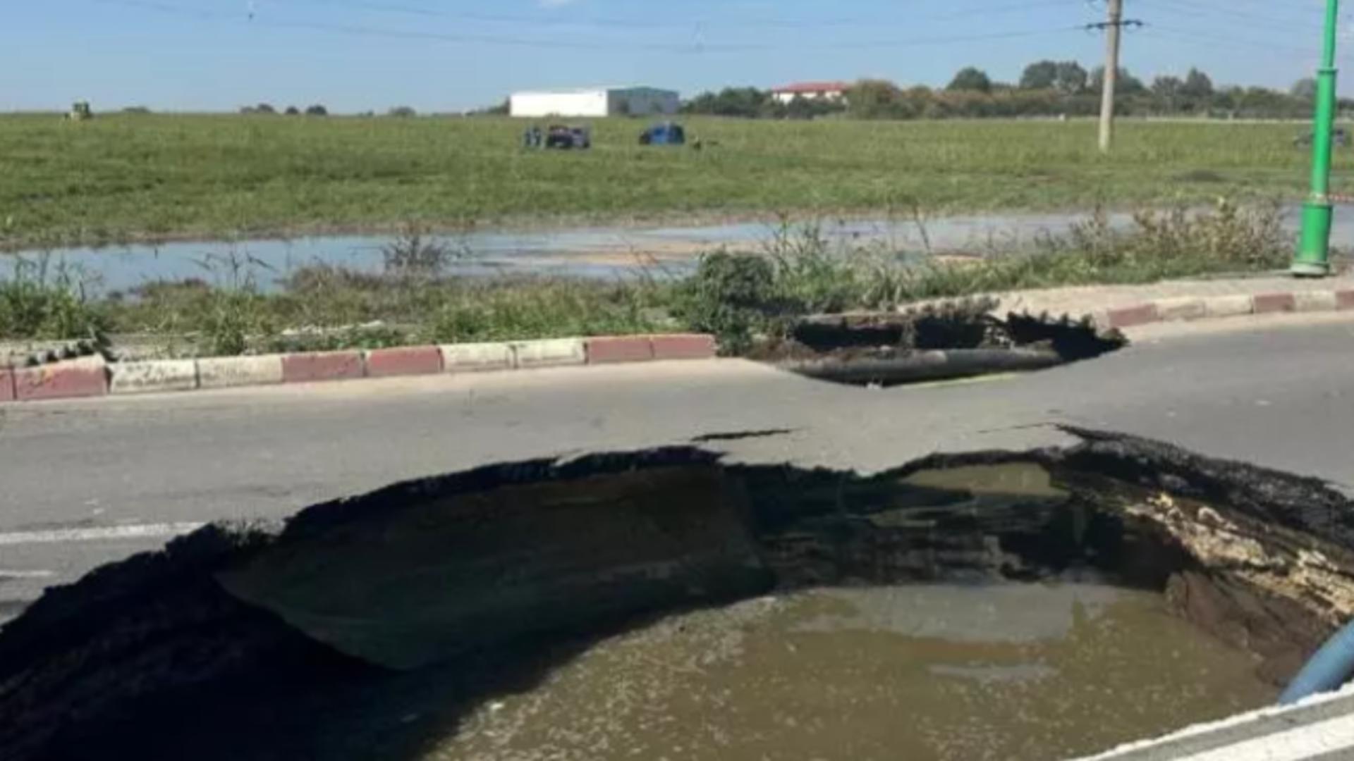 Trafic complet BLOCAT de craterul format pe drumul dintre Năvodari și Lumina/ Captură foto