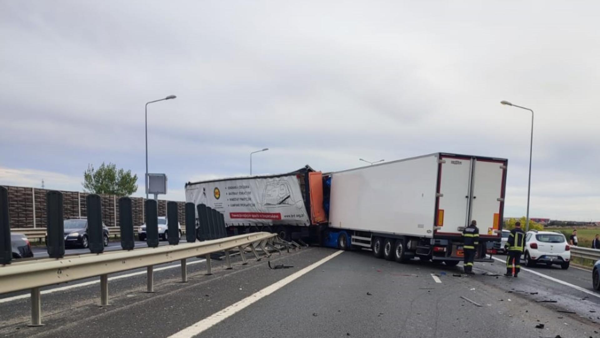 Două TIR-uri și un autoturism s-au ciocnit pe A1, lângă Arad. Foto/ISU