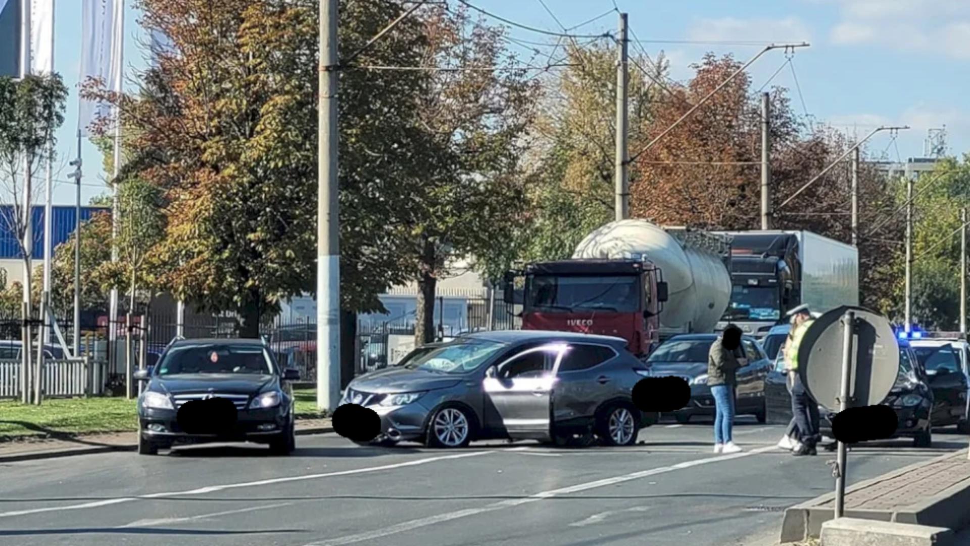 Un accident în care au fost implicate trei mașini a paralizat circulația pe bulevardul Iuliu Maniu, București. Foto: Facebook