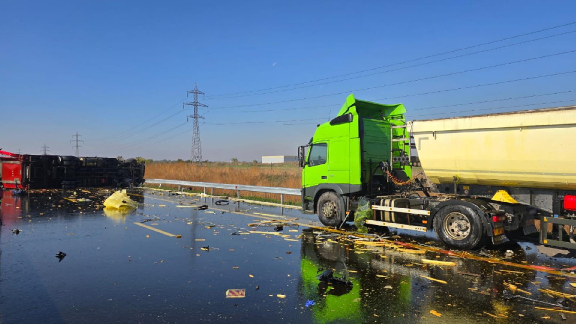 Un șofer este prins între fiarele contorsionate ale camionului. Traficul este blocat. Foto/ISU