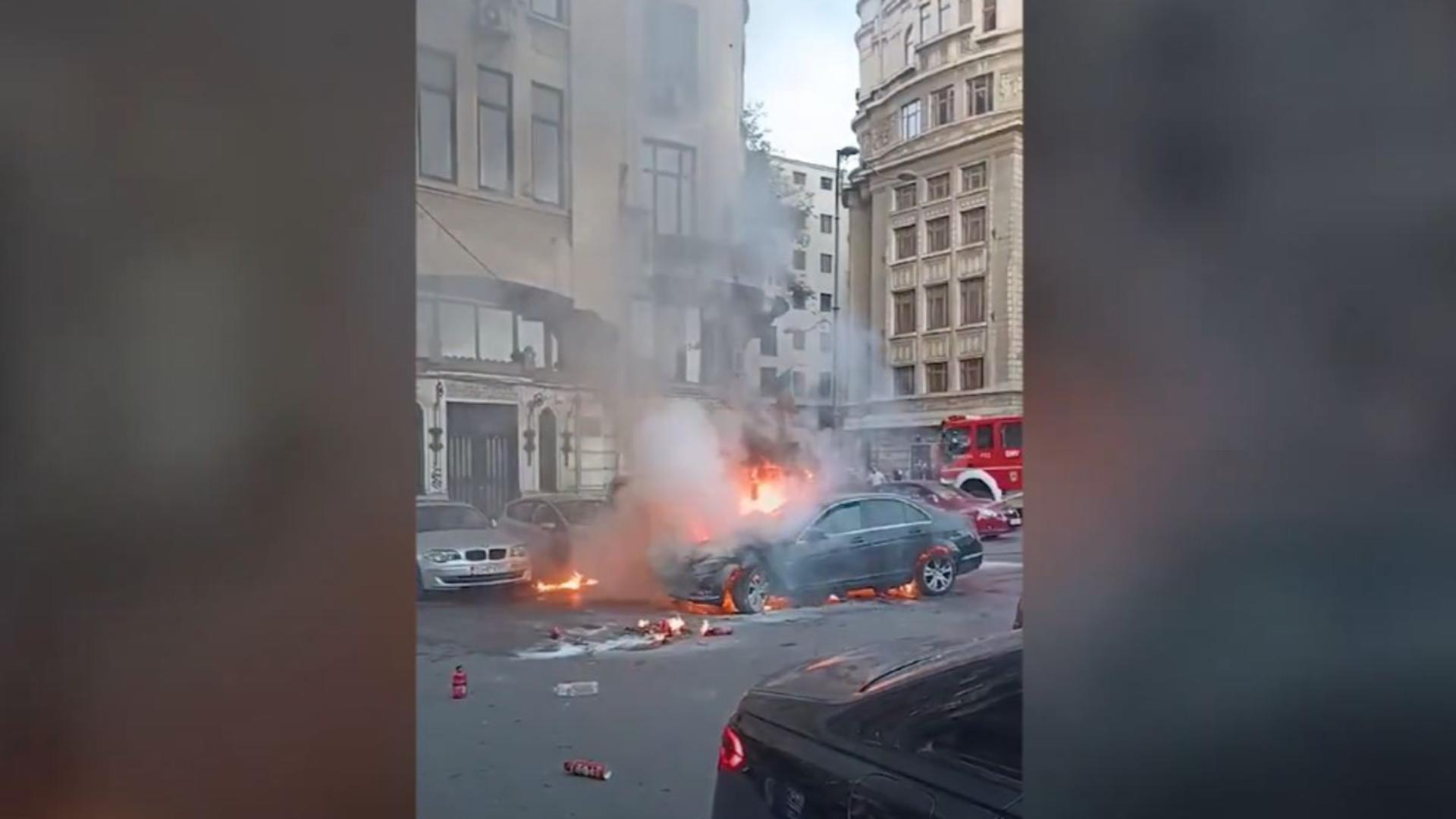 Mașina a luat foc în parcarea din fața Teatrului Bulandra. Foto/Captură video