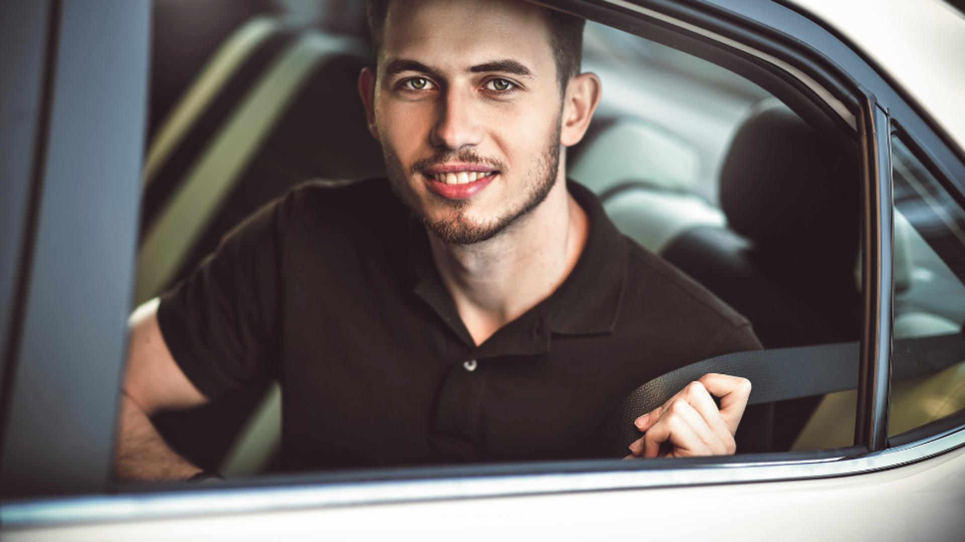 Ești obligat să porți centura și atunci când este pasager în Uber. Foto/Pofimedia