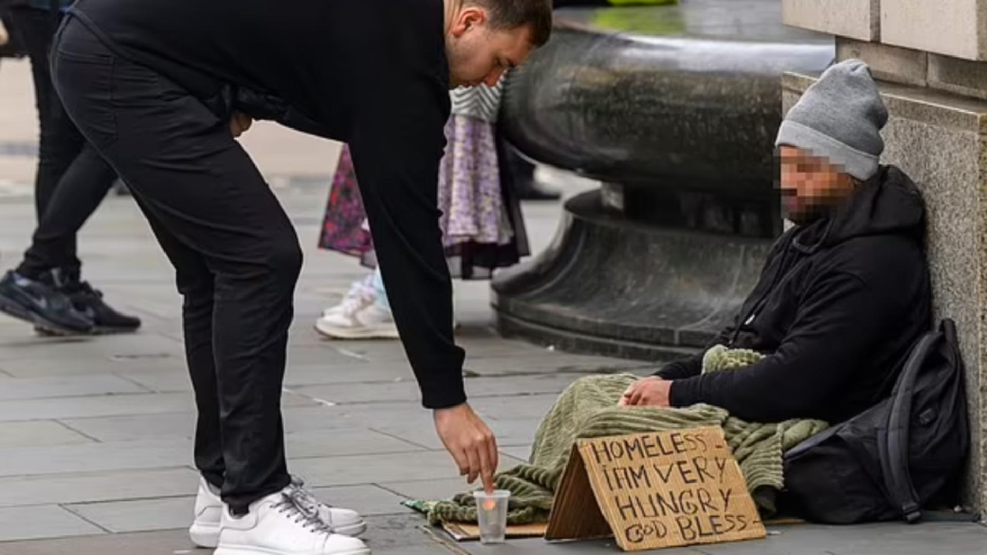 Cât câștigă un cerșetor român pe străzile Londrei în preajma sărbătorilor. Foto: Daily Mail