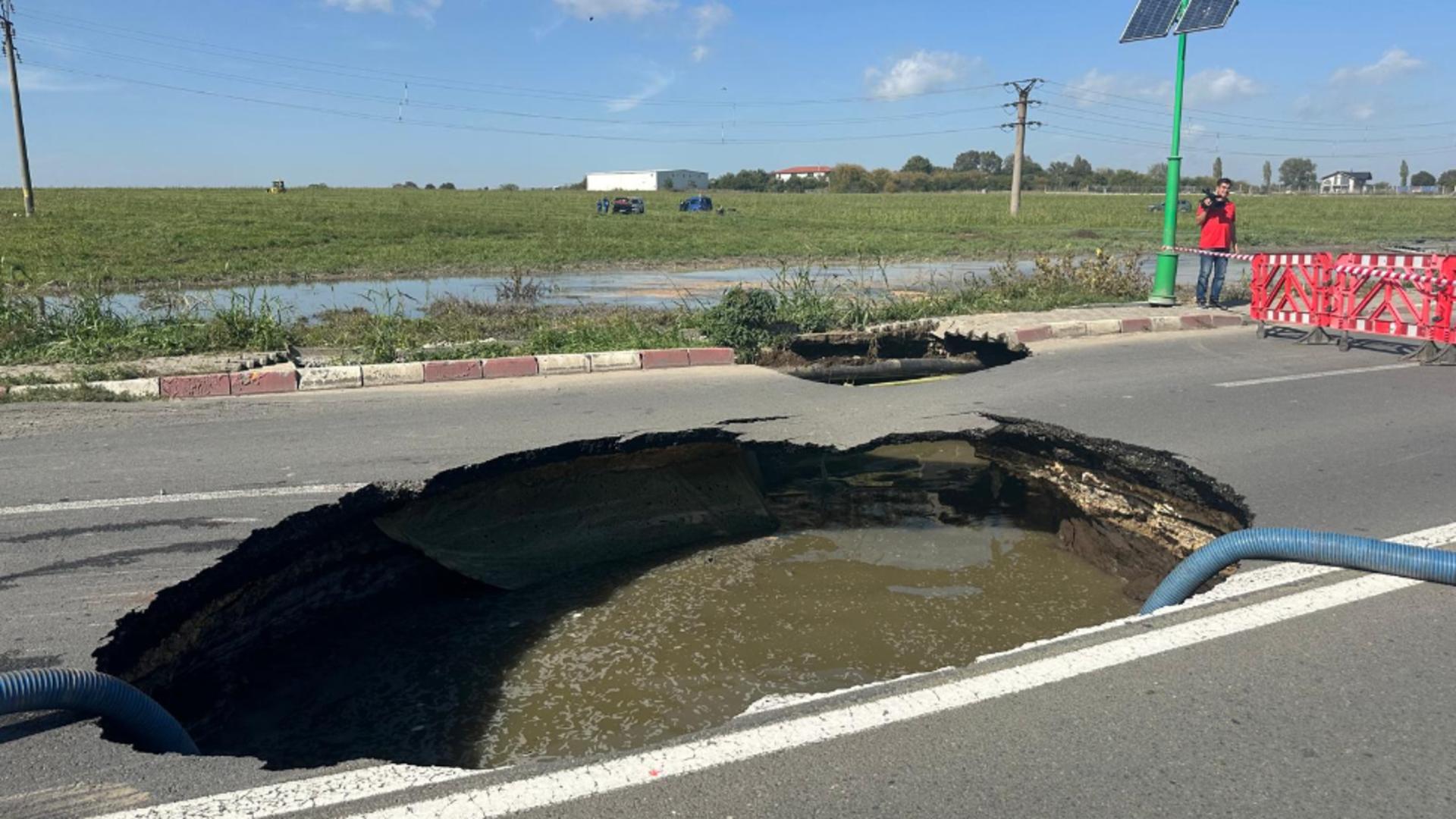 Un crater cât jumătate de șosea a apărut pe drumul dintre localitățile Lumina și Năvodari.