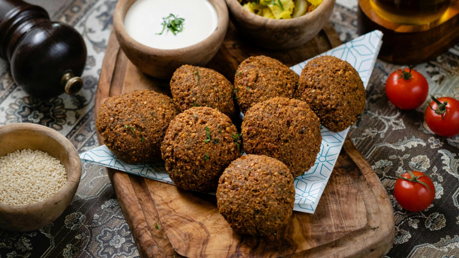 Cum să prepari falafel, chiftele din năut. Rețeta libaneză după care toată lumea e topită