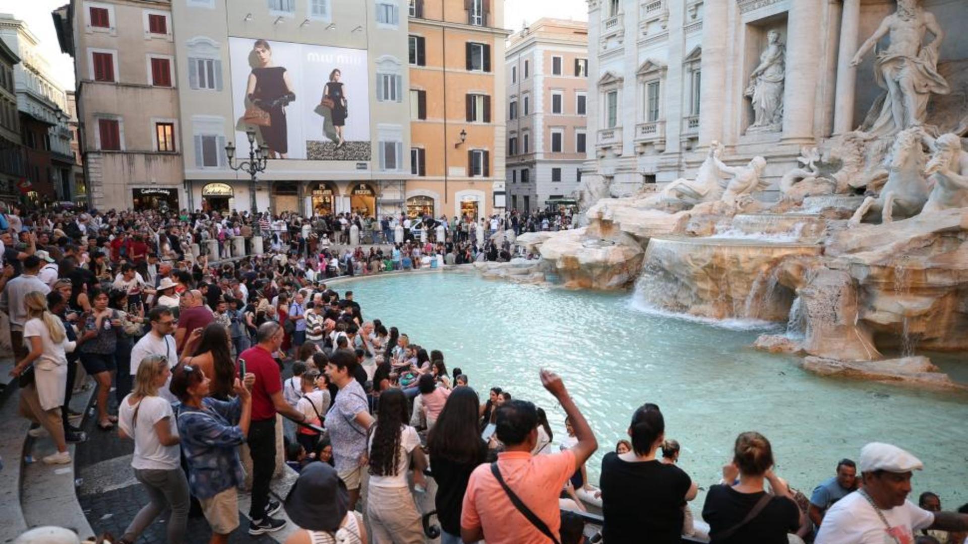 Anunț pentru turiști: Fontana di Trevi nu va mai putea fi vizitată liber. Roma limitează numărul turiștilor 