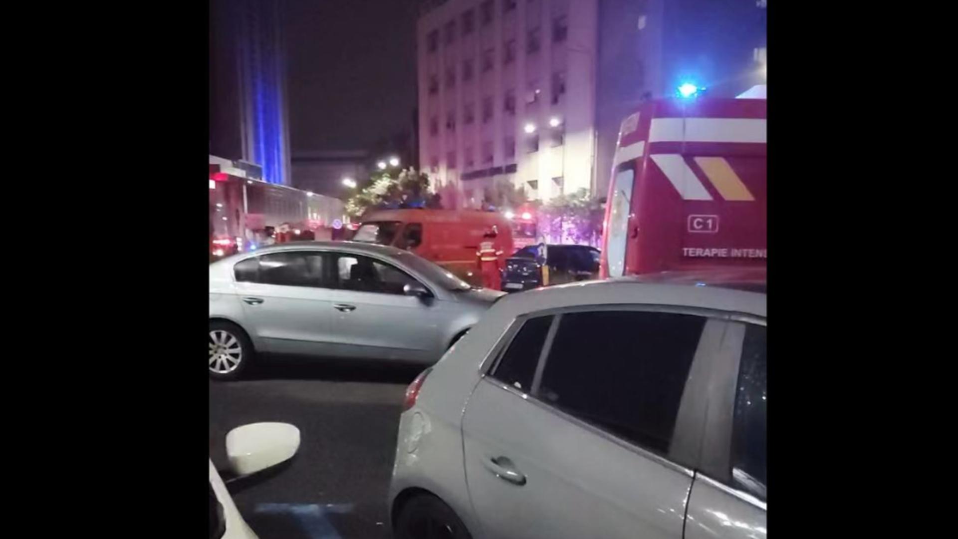 Incendiu la Spitalul Dimitrie Gerota din București. Flăcările au cuprins acoperișul unei aripi aflate în renovare VIDEO