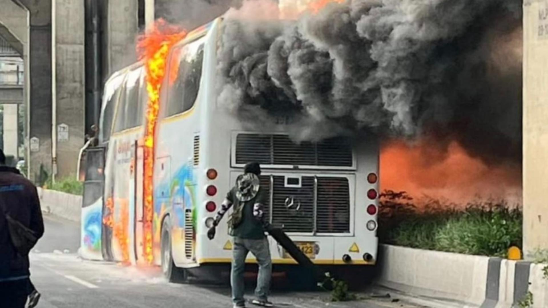 Autobuz școlar, cuprins de foc în excursie! Cel puțin 23 de persoane au murit, într-un incendiu devastator