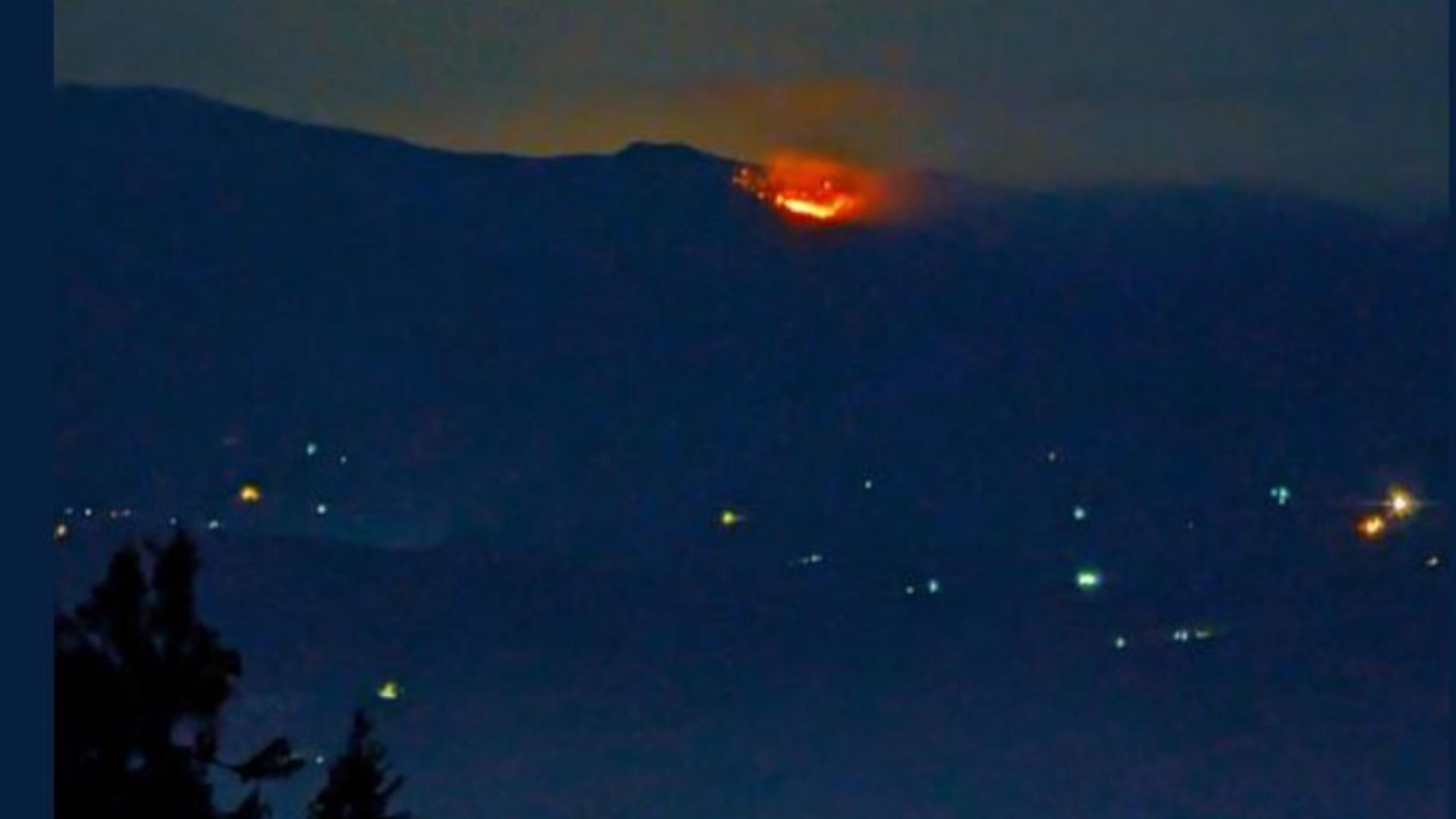 focul a izbucnit într-o zonă de munte greu accesibilă, între localităţile Vlădeni şi Făgăraş. Foto/sergez